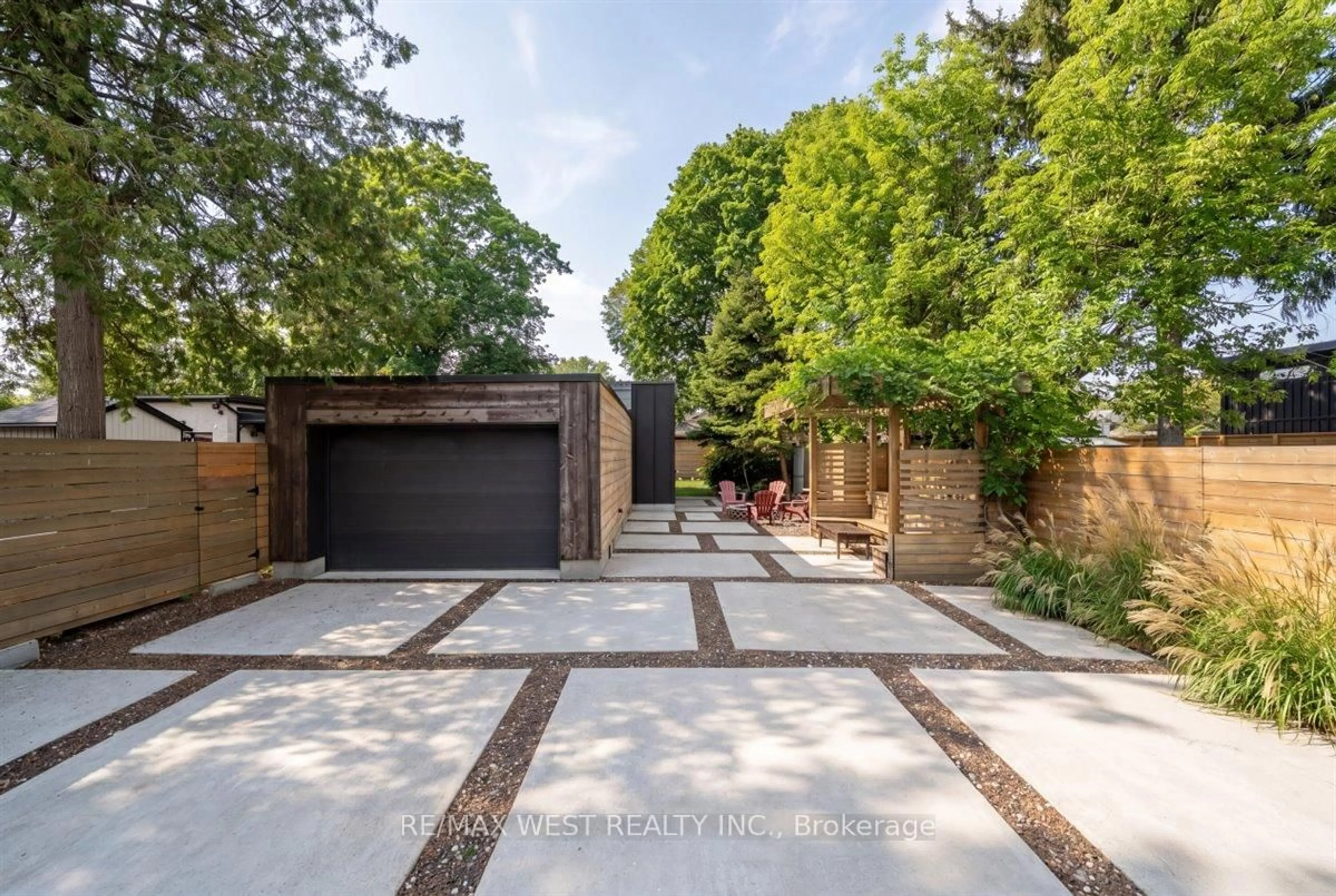 A pic from outside/outdoor area/front of a property/back of a property/a pic from drone, street for 38 Smithfield Dr, Toronto Ontario M8Y 3M2