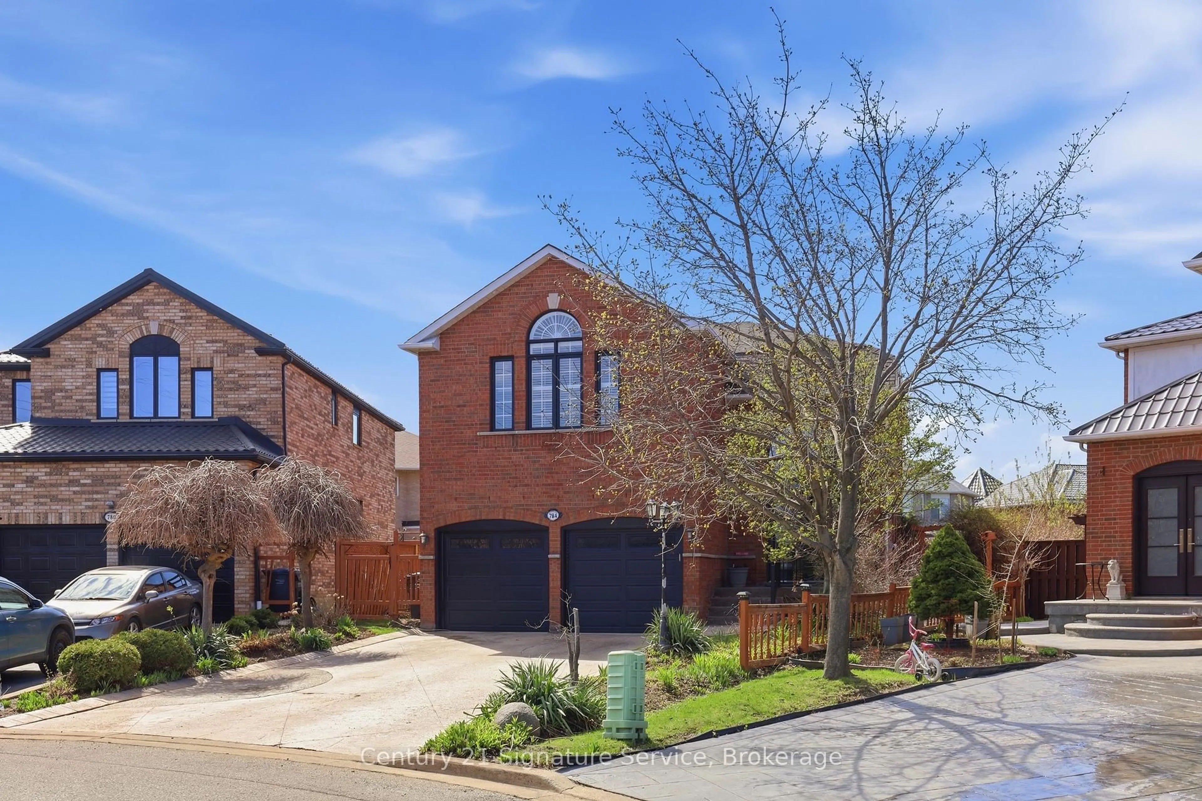Home with brick exterior material, street for 784 Avonshire Crt, Mississauga Ontario L5V 2P2