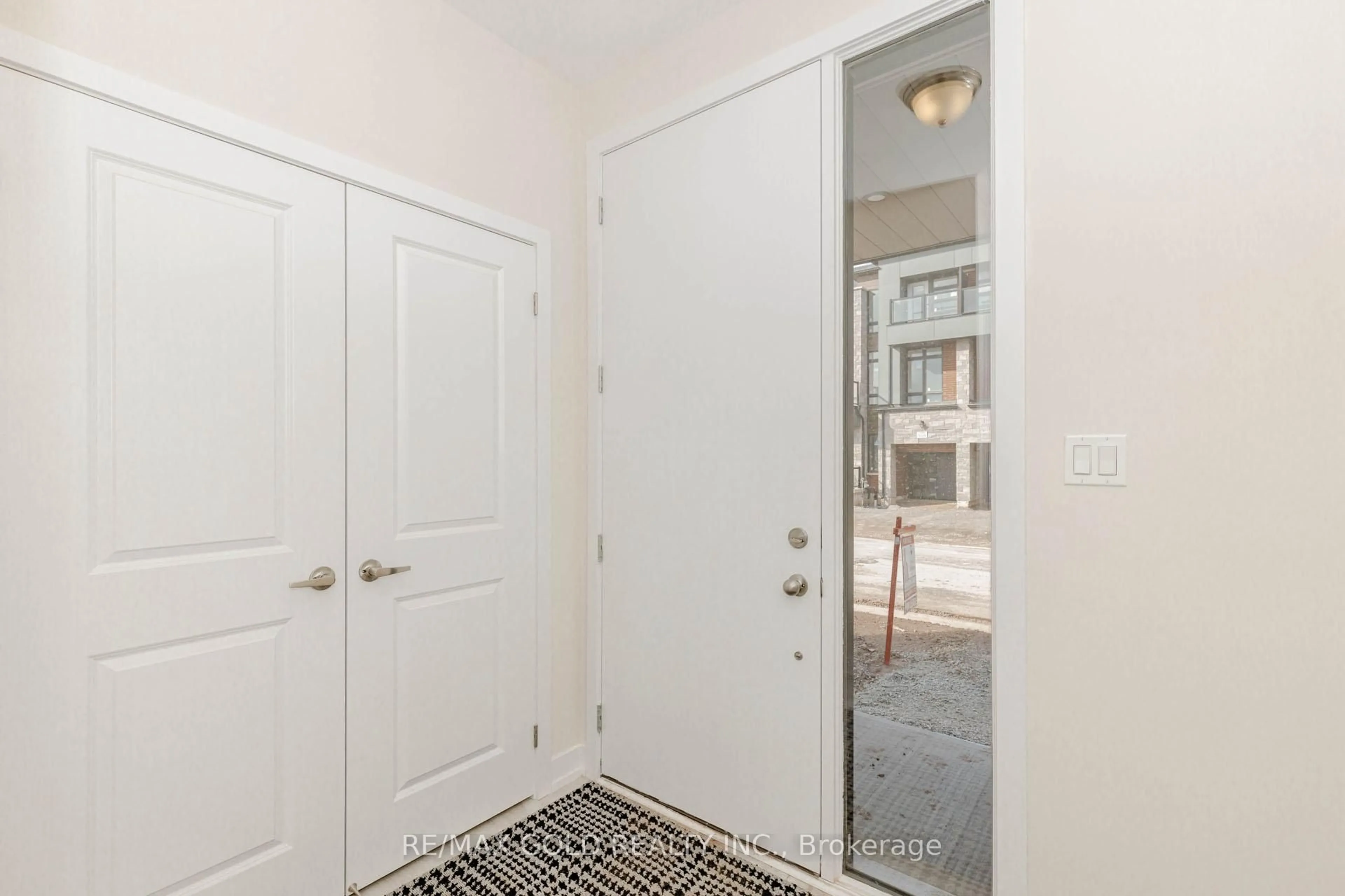 Indoor entryway for 3118 Perkins Way, Oakville Ontario L6H 7Z5