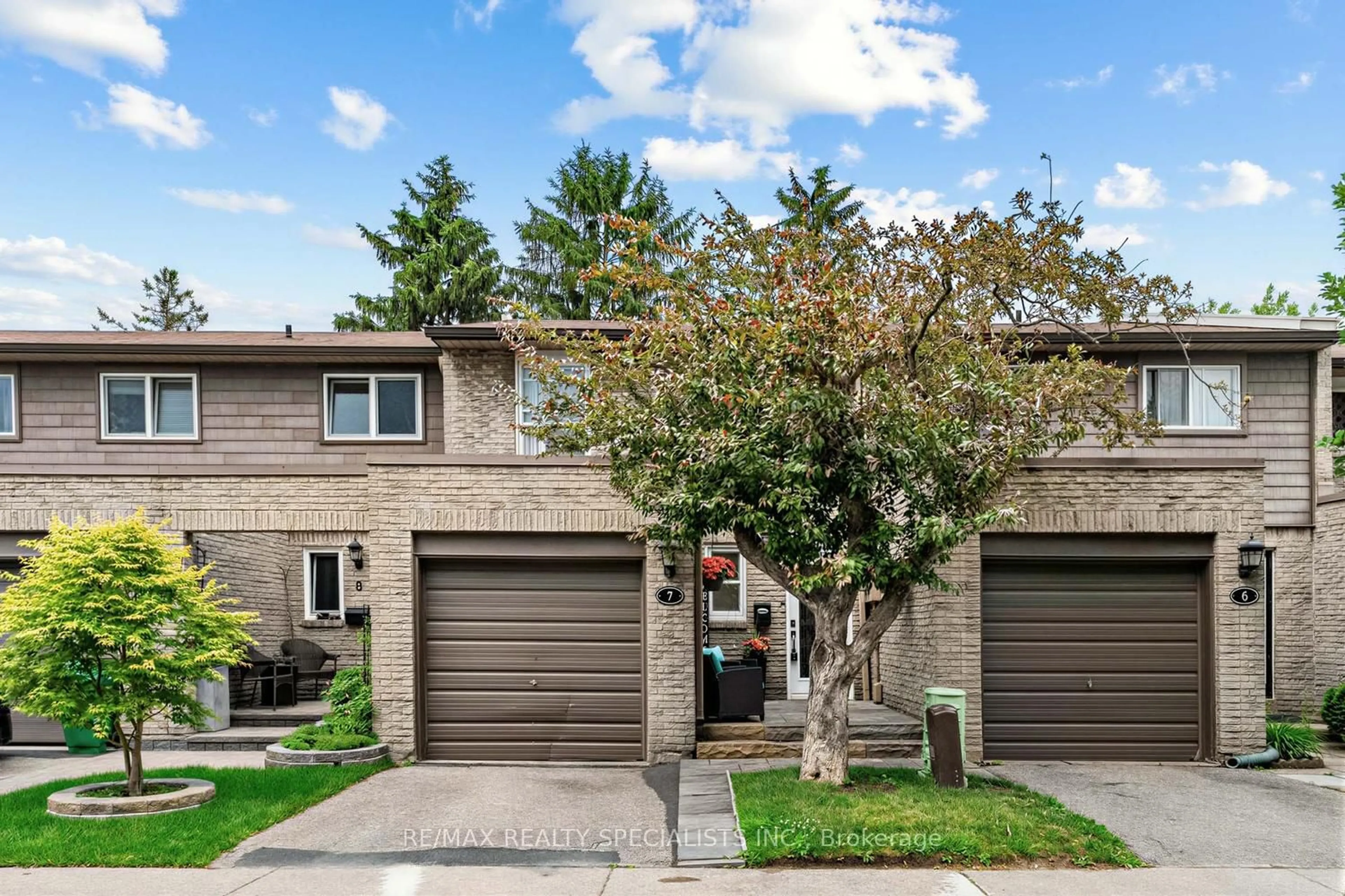 Home with brick exterior material, street for 405 Hyacinthe Blvd #7, Mississauga Ontario L5A 3N1
