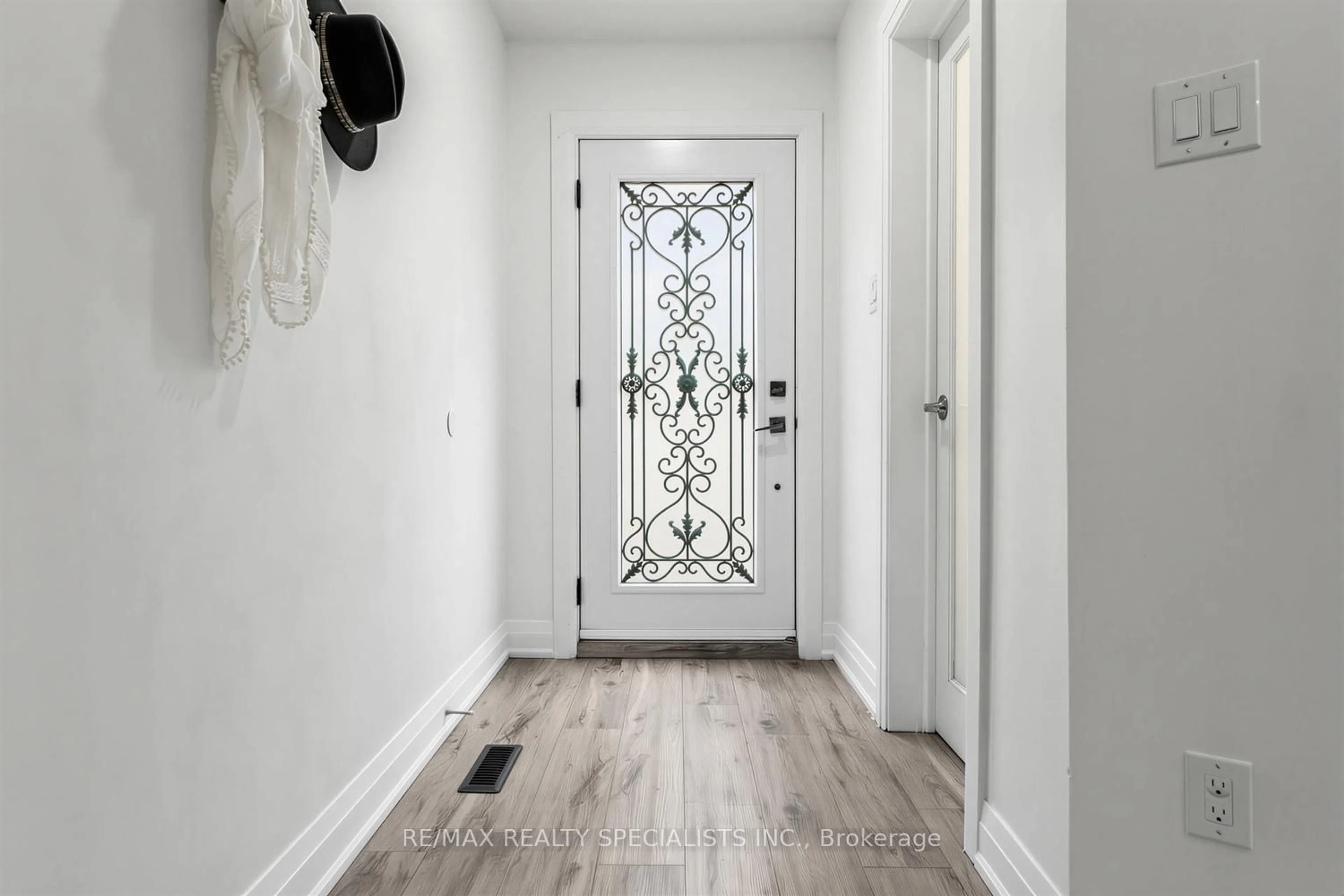 Indoor entryway for 405 Hyacinthe Blvd #7, Mississauga Ontario L5A 3N1