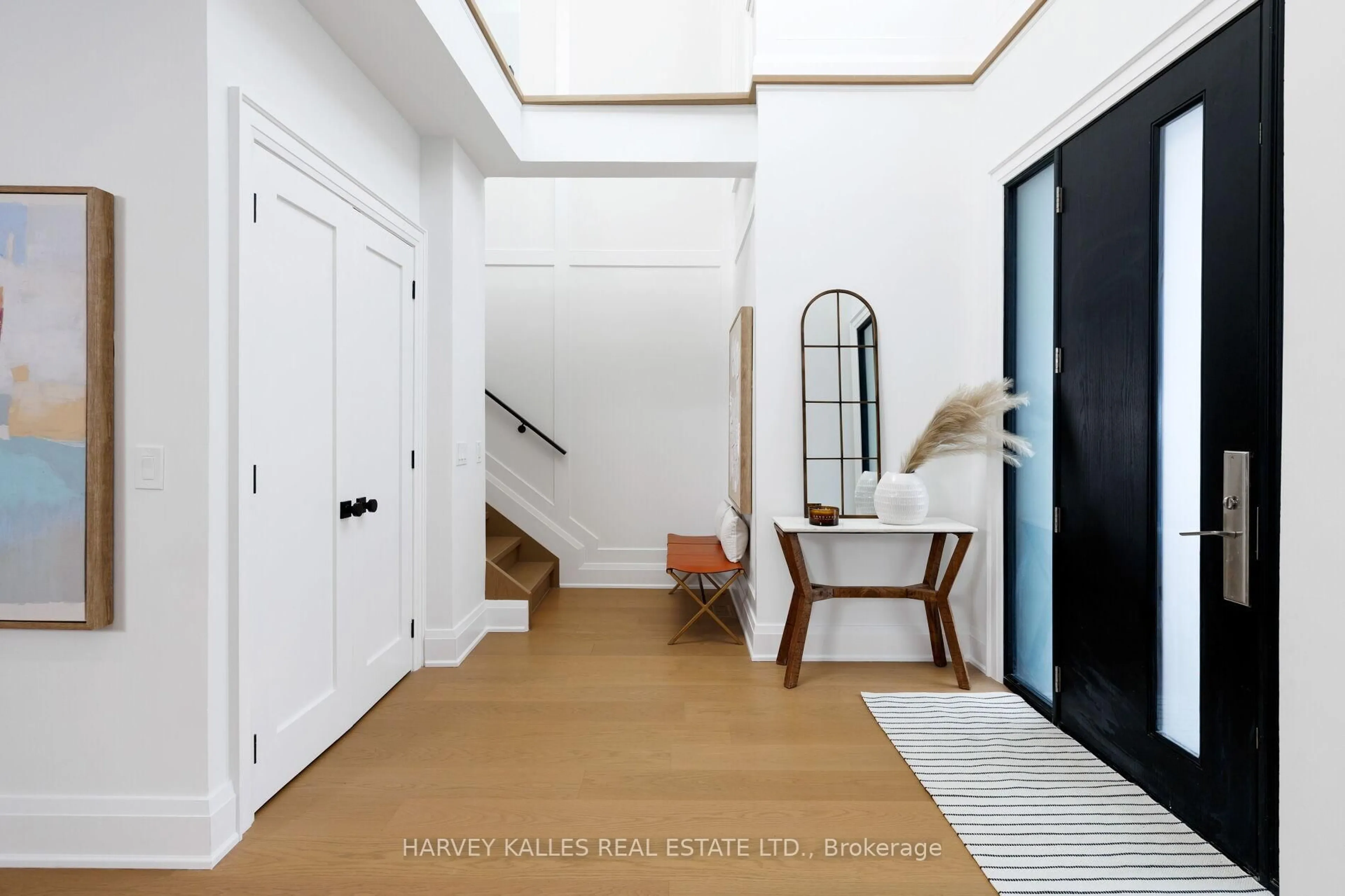 Indoor entryway for 90 Great Oak Dr, Toronto Ontario M9A 1N5