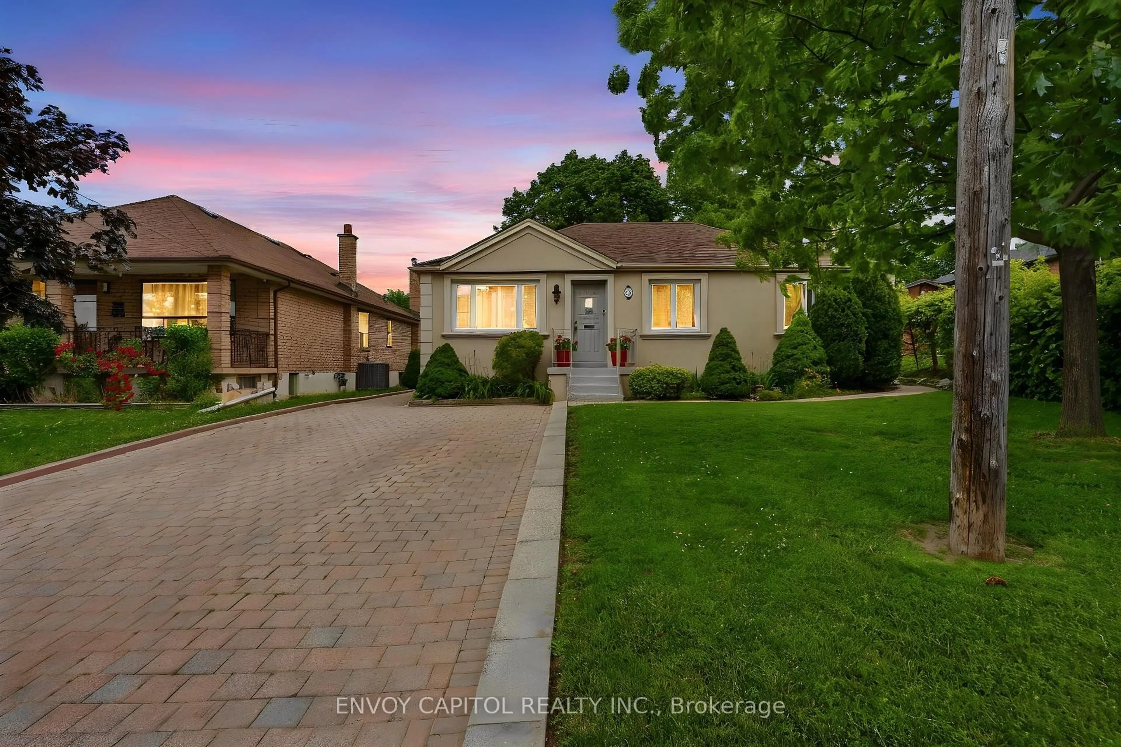 A pic from outside/outdoor area/front of a property/back of a property/a pic from drone, street for 26 Deevale Rd, Toronto Ontario M3M 1Z3