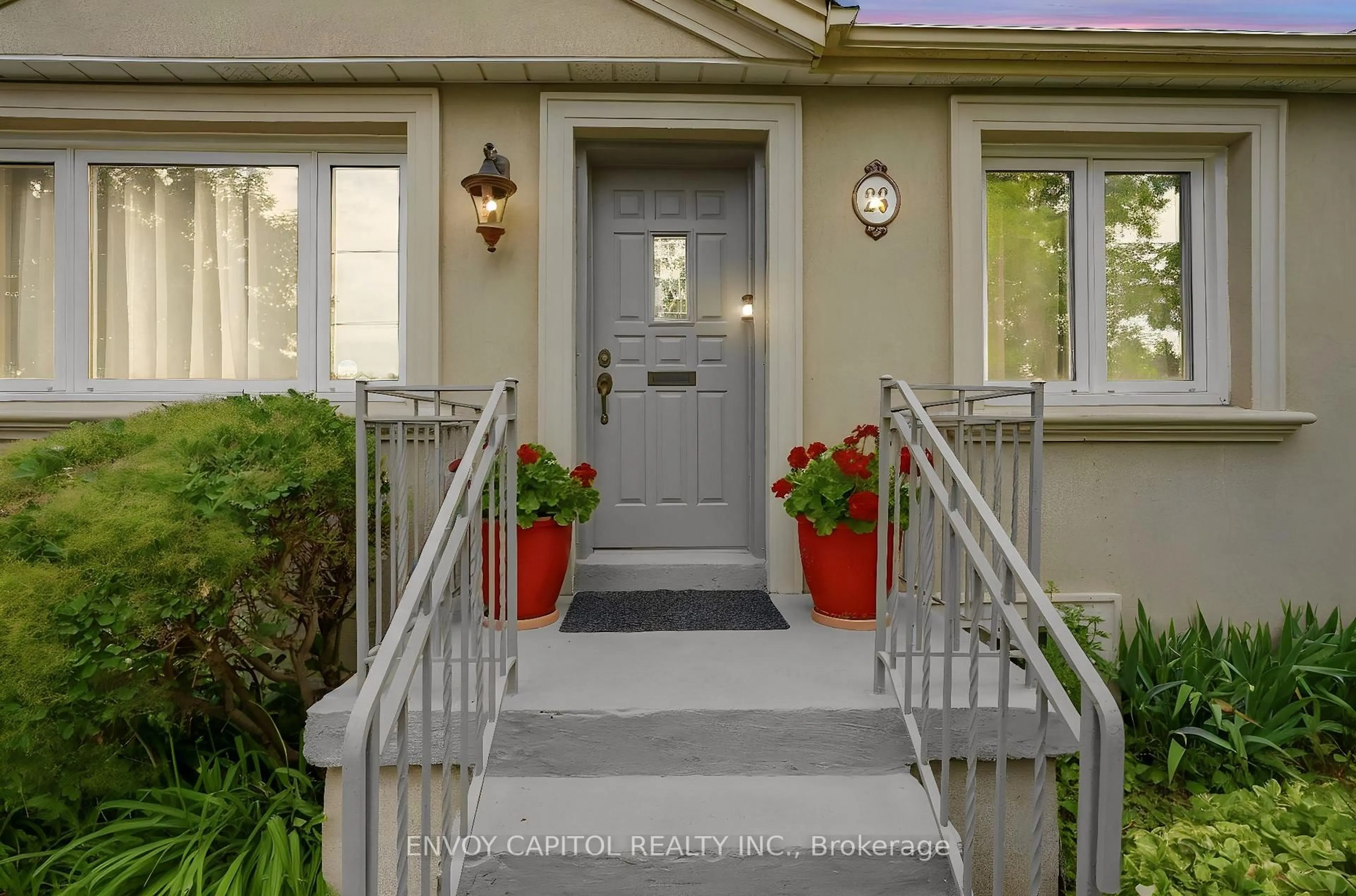 Indoor entryway for 26 Deevale Rd, Toronto Ontario M3M 1Z3