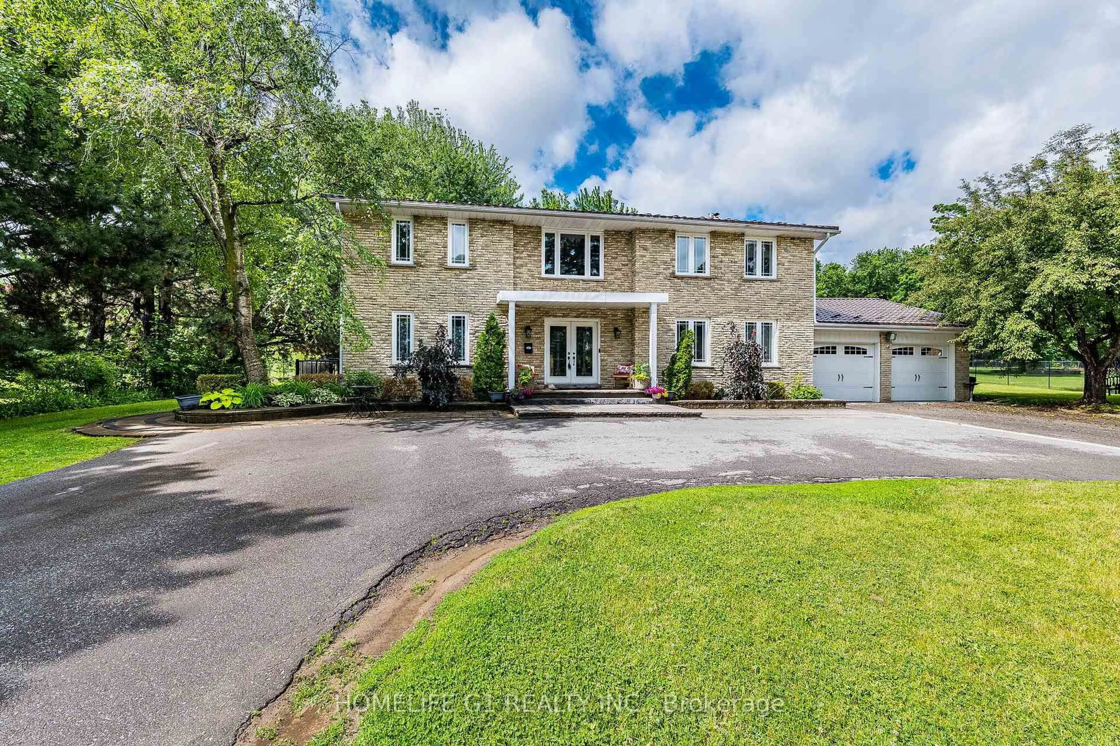 A pic from outside/outdoor area/front of a property/back of a property/a pic from drone, street for 17 Crescent Hills Dr, Brampton Ontario L6S 2P4