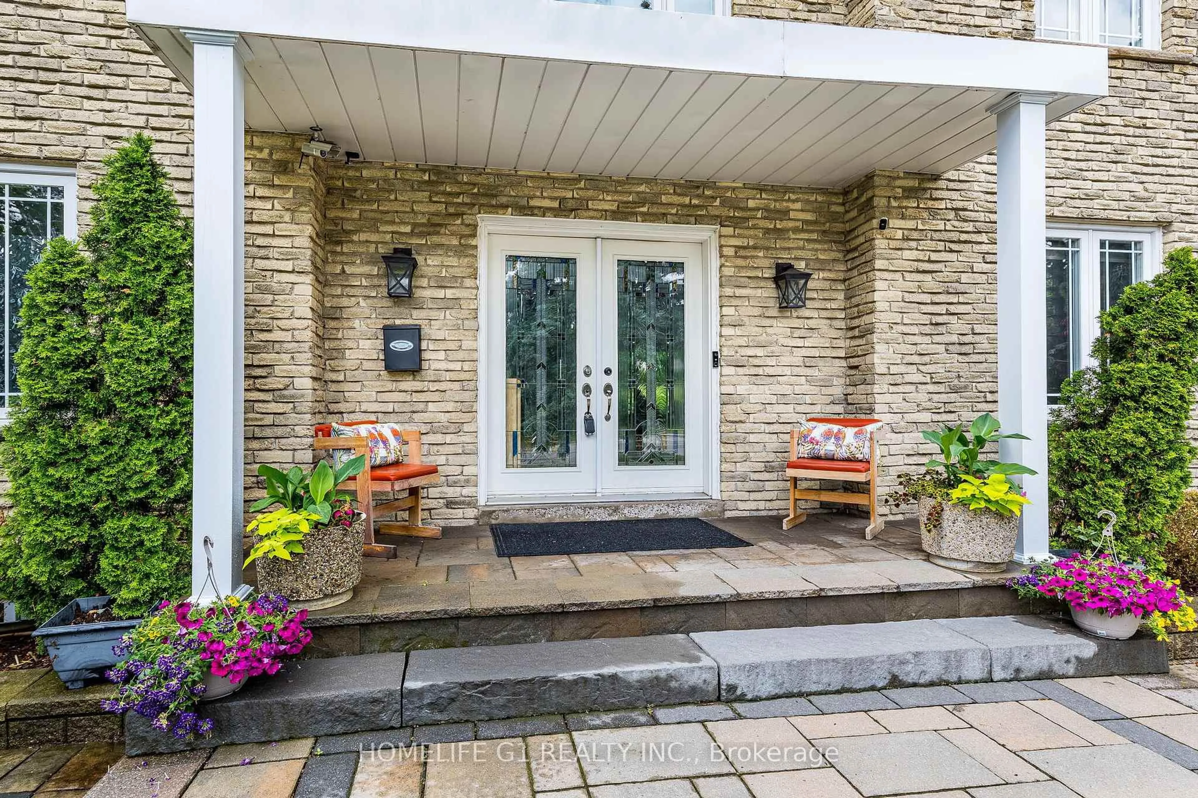 Indoor entryway for 17 Crescent Hills Dr, Brampton Ontario L6S 2P4