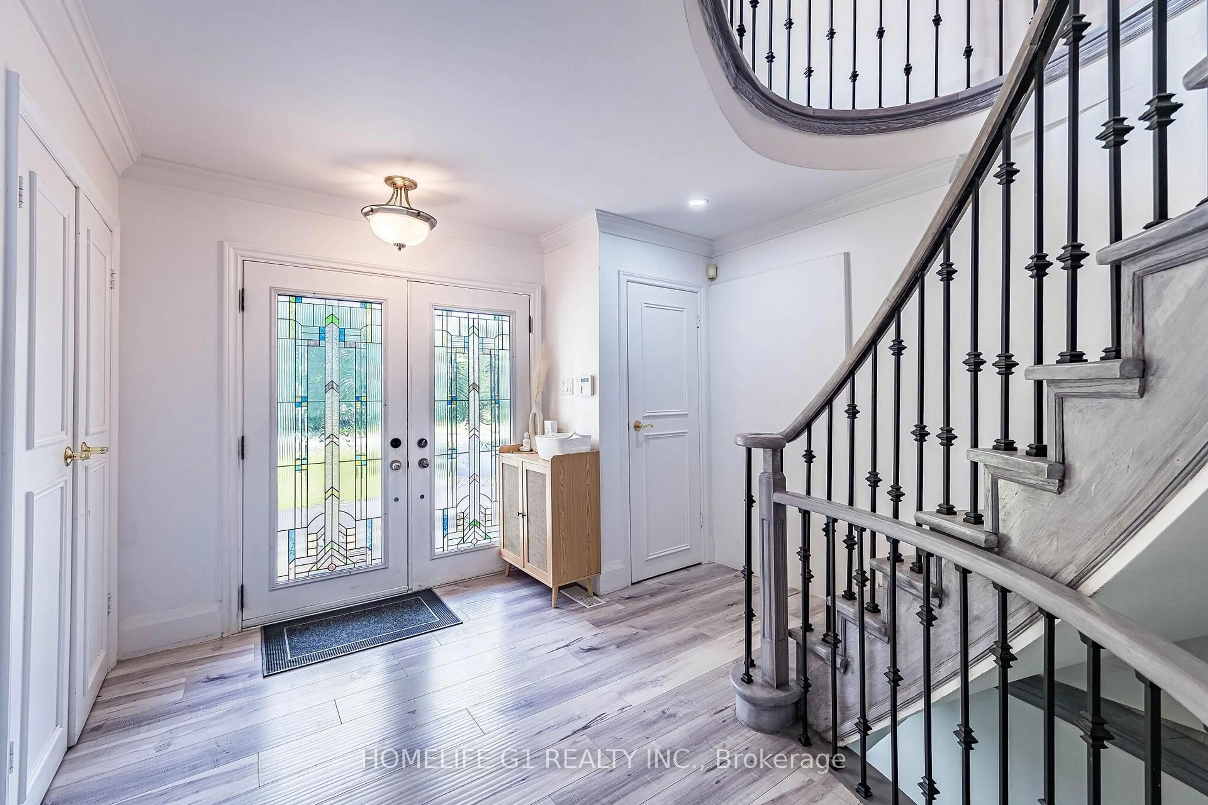 Indoor entryway for 17 Crescent Hills Dr, Brampton Ontario L6S 2P4