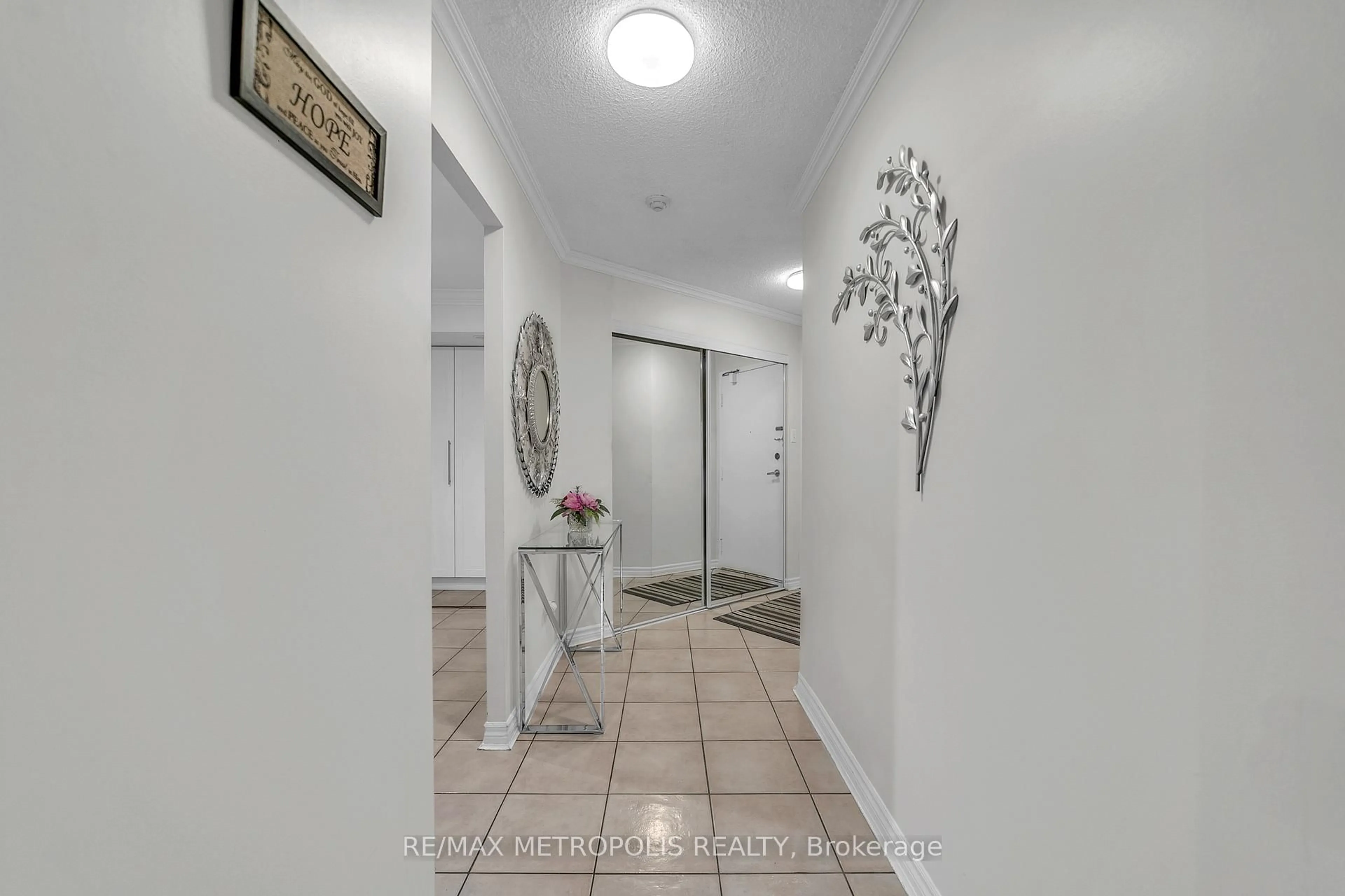 Indoor foyer for 2470 Eglinton Ave #1604, Toronto Ontario M6M 5E7