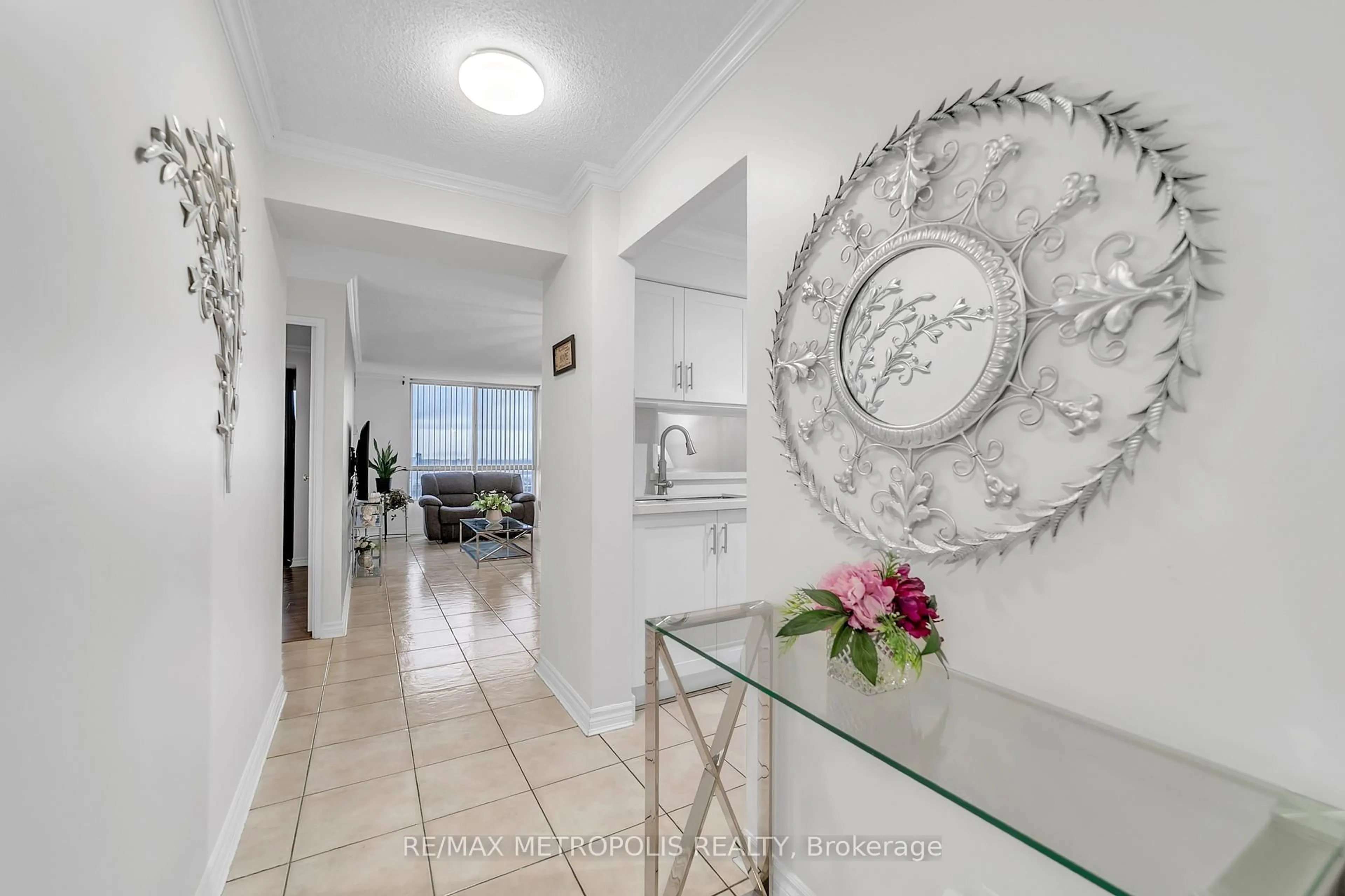 Indoor foyer for 2470 Eglinton Ave #1604, Toronto Ontario M6M 5E7