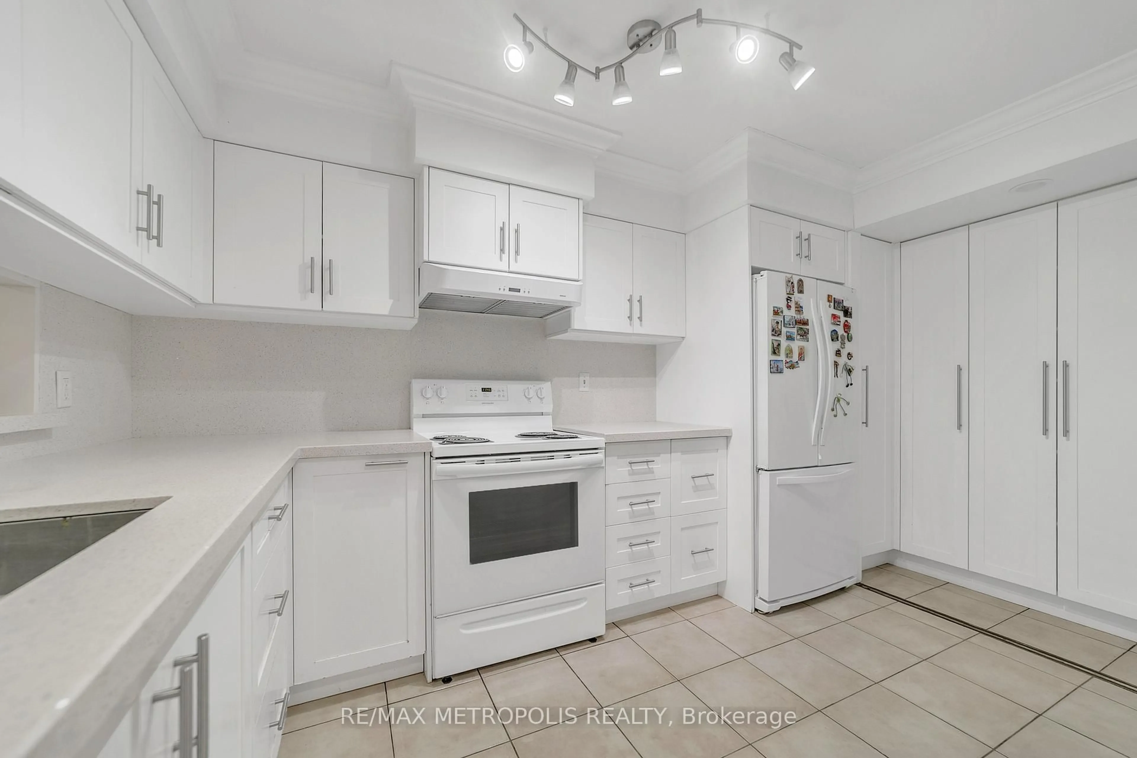 Standard kitchen, unknown for 2470 Eglinton Ave #1604, Toronto Ontario M6M 5E7