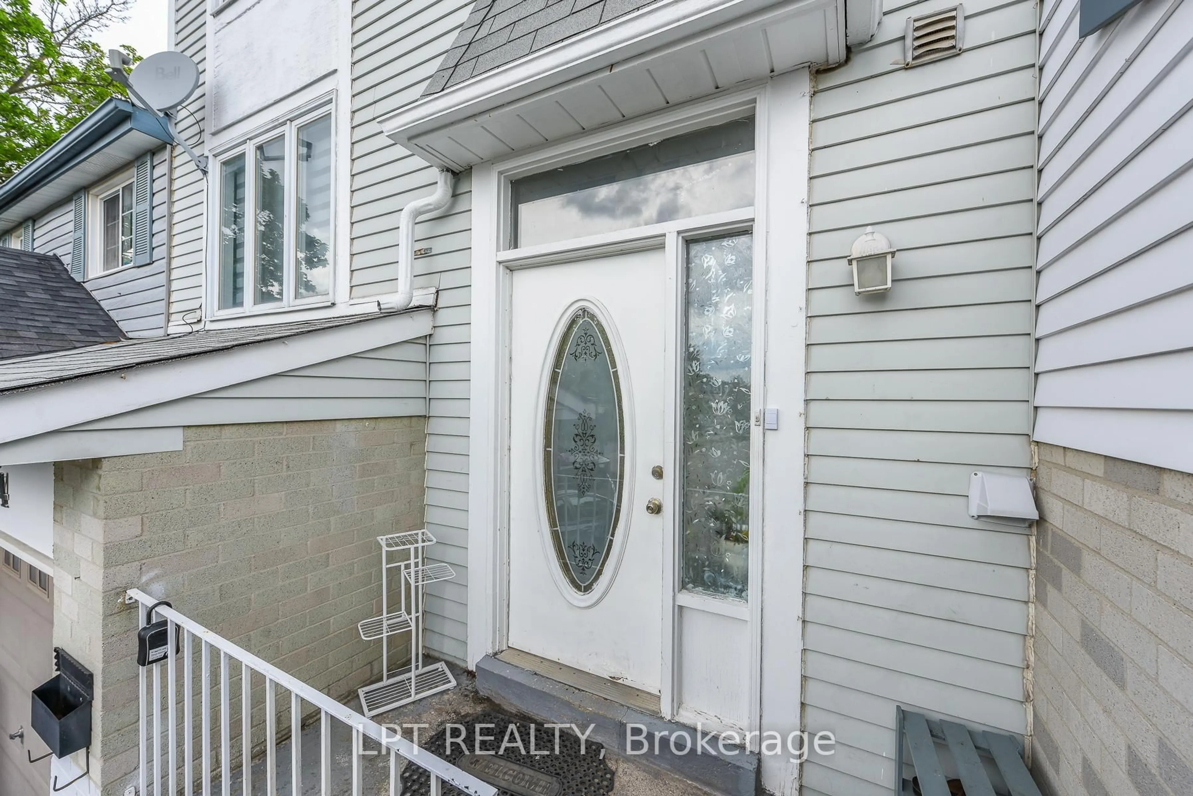 Indoor entryway for 54 Nottawasaga Cres, Brampton Ontario L6Z 1B9
