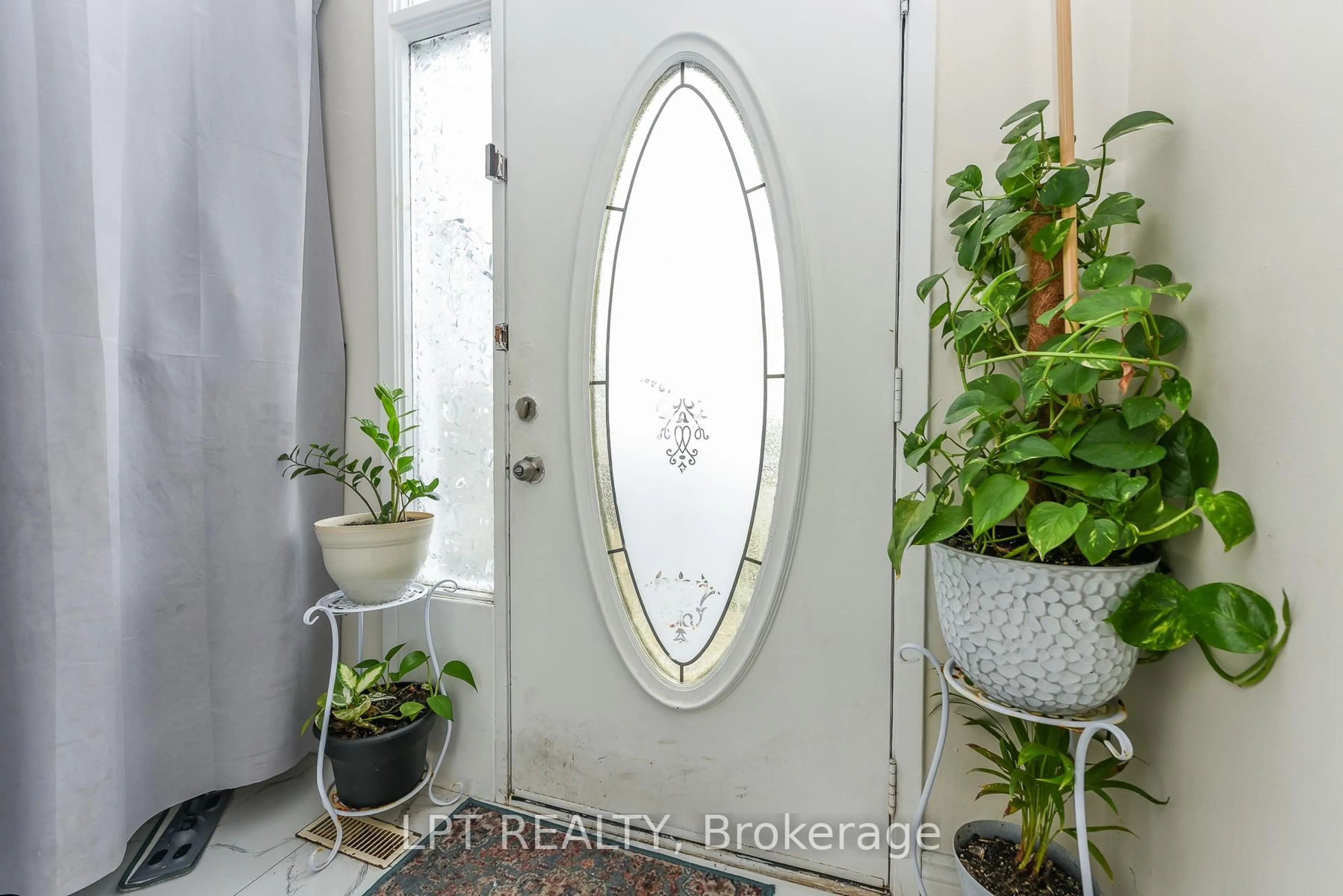 Indoor entryway for 54 Nottawasaga Cres, Brampton Ontario L6Z 1B9