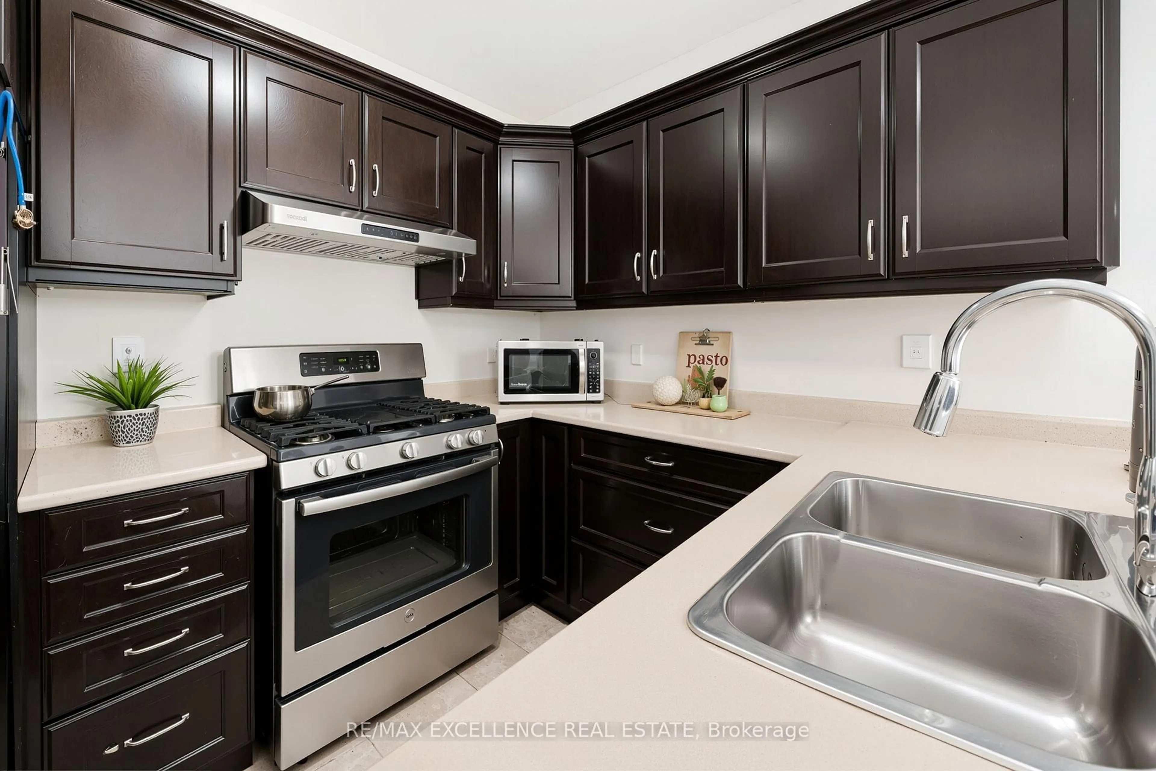 Standard kitchen, unknown for 83 Leadenhall Rd, Brampton Ontario L7A 4G9