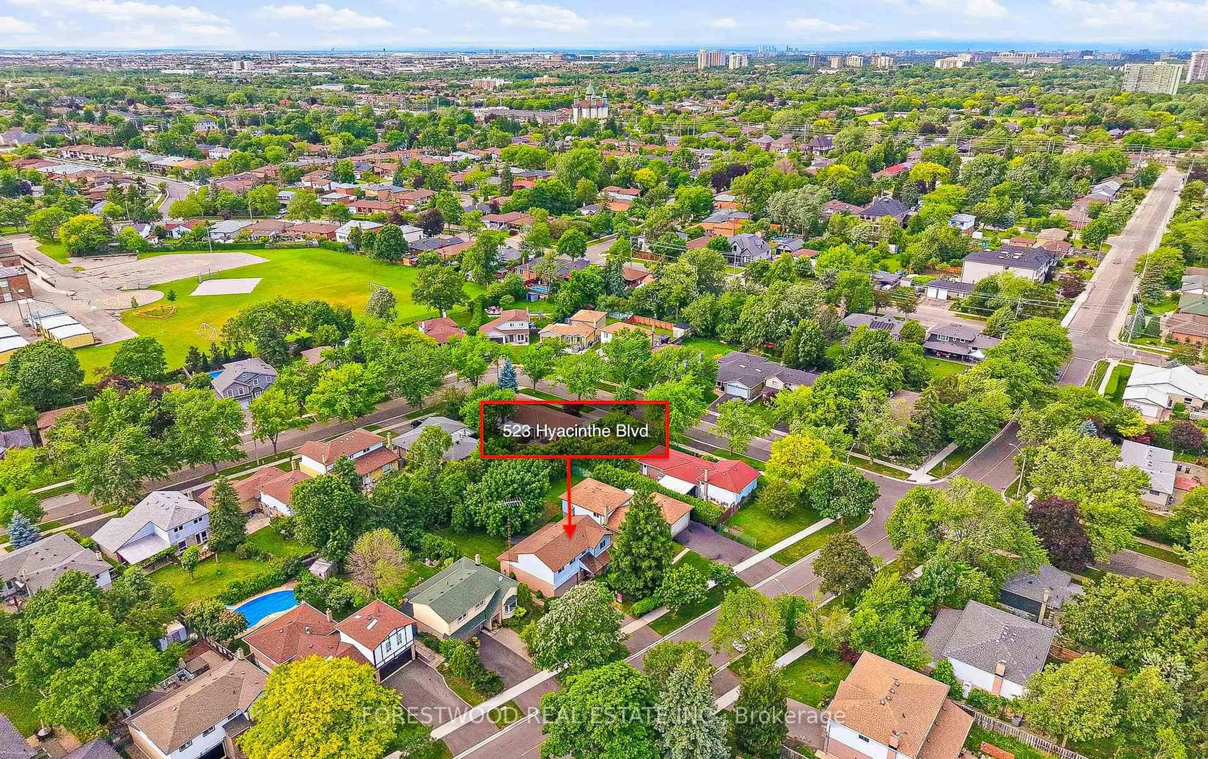 A pic from outside/outdoor area/front of a property/back of a property/a pic from drone, street for 523 Hyacinthe Blvd, Mississauga Ontario L5A 3L2