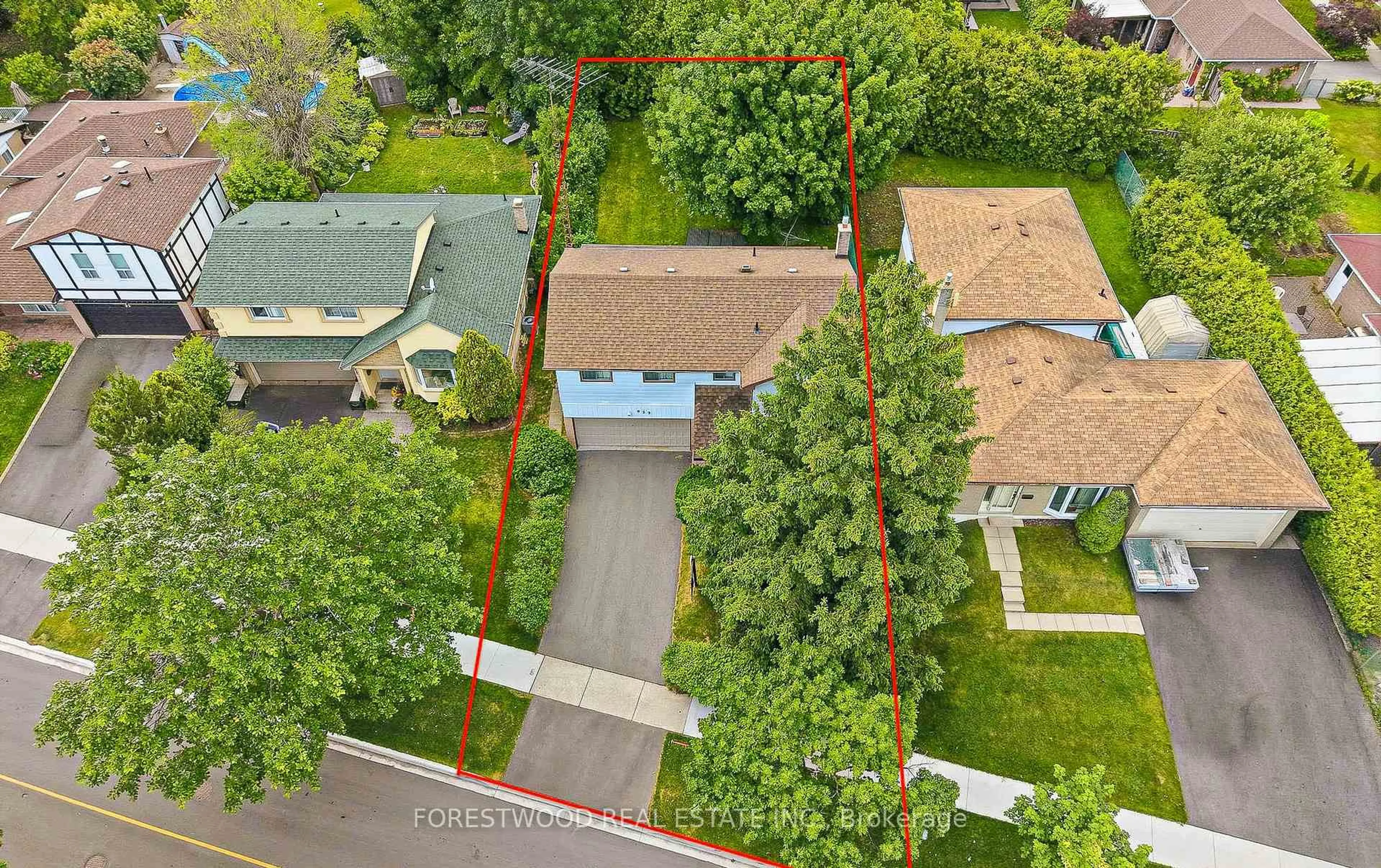 A pic from outside/outdoor area/front of a property/back of a property/a pic from drone, street for 523 Hyacinthe Blvd, Mississauga Ontario L5A 3L2