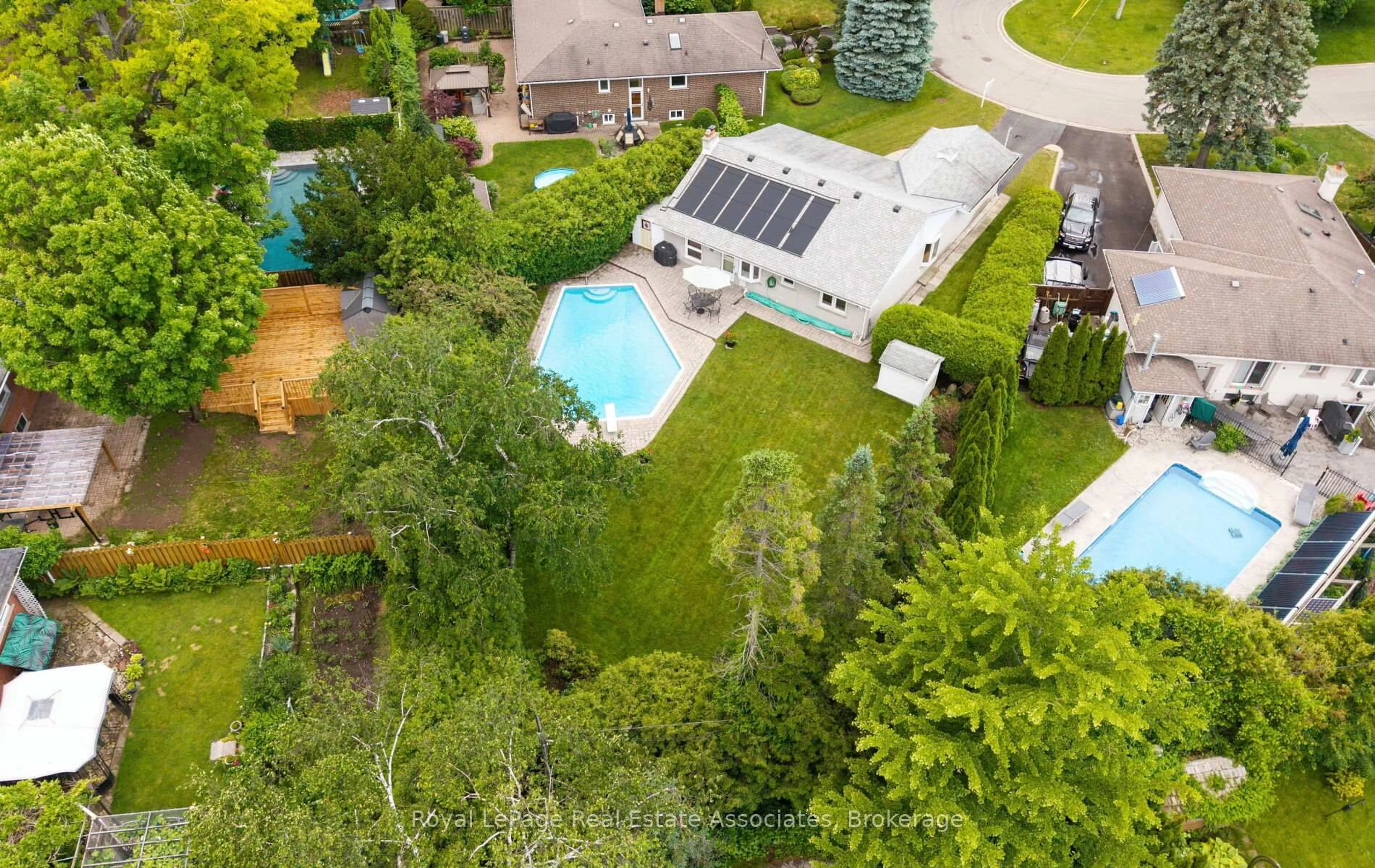 A pic from outside/outdoor area/front of a property/back of a property/a pic from drone, street for 3071 Ballydown Cres, Mississauga Ontario L5C 2C7