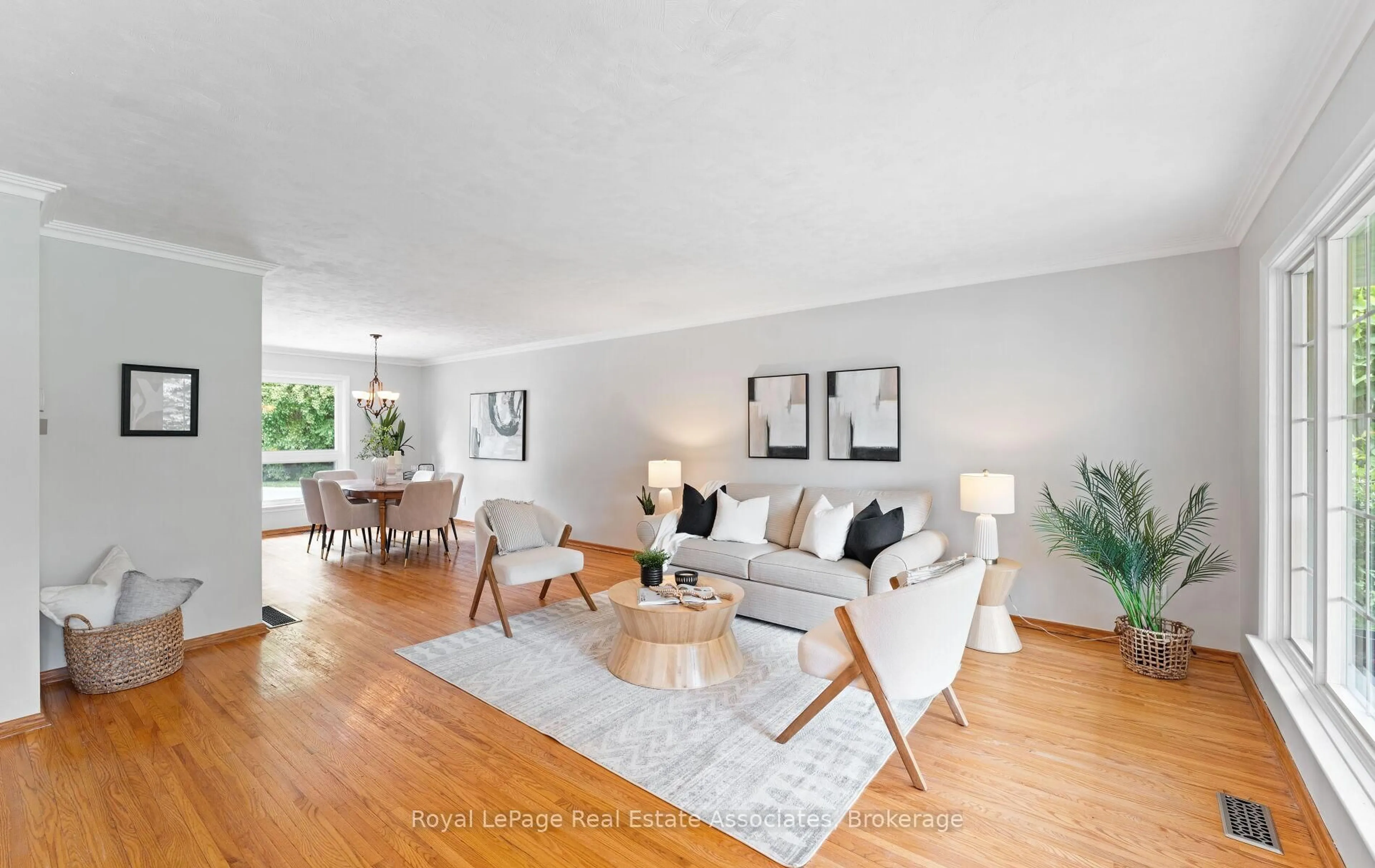 Living room with furniture, wood/laminate floor for 3071 Ballydown Cres, Mississauga Ontario L5C 2C7