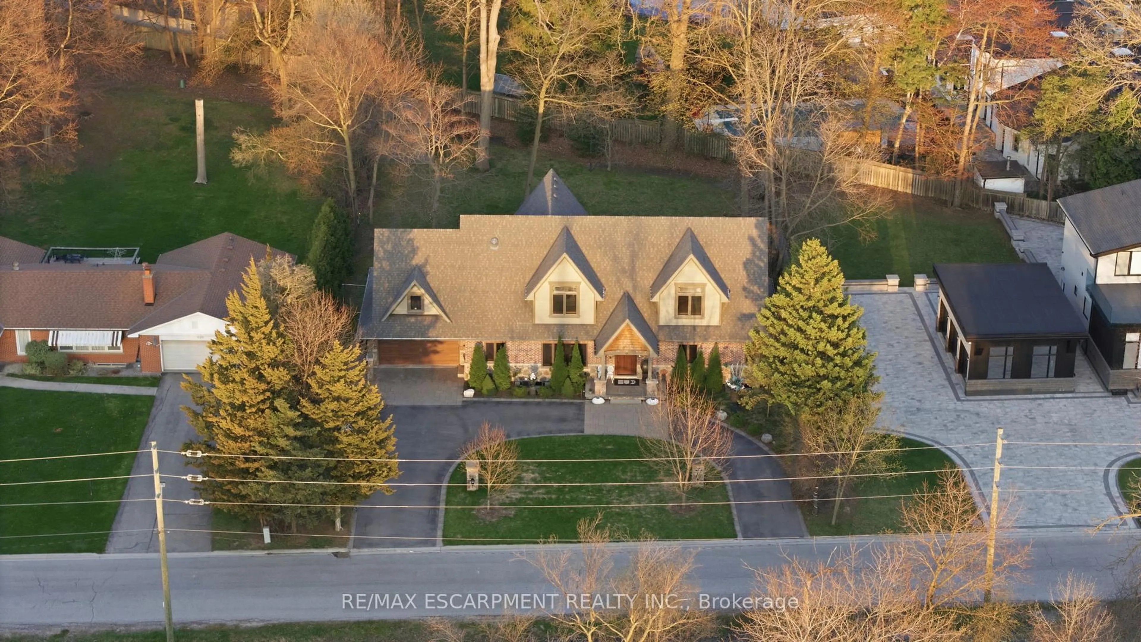 A pic from outside/outdoor area/front of a property/back of a property/a pic from drone, street for 630 Kedleston Way, Mississauga Ontario L5H 1Y5