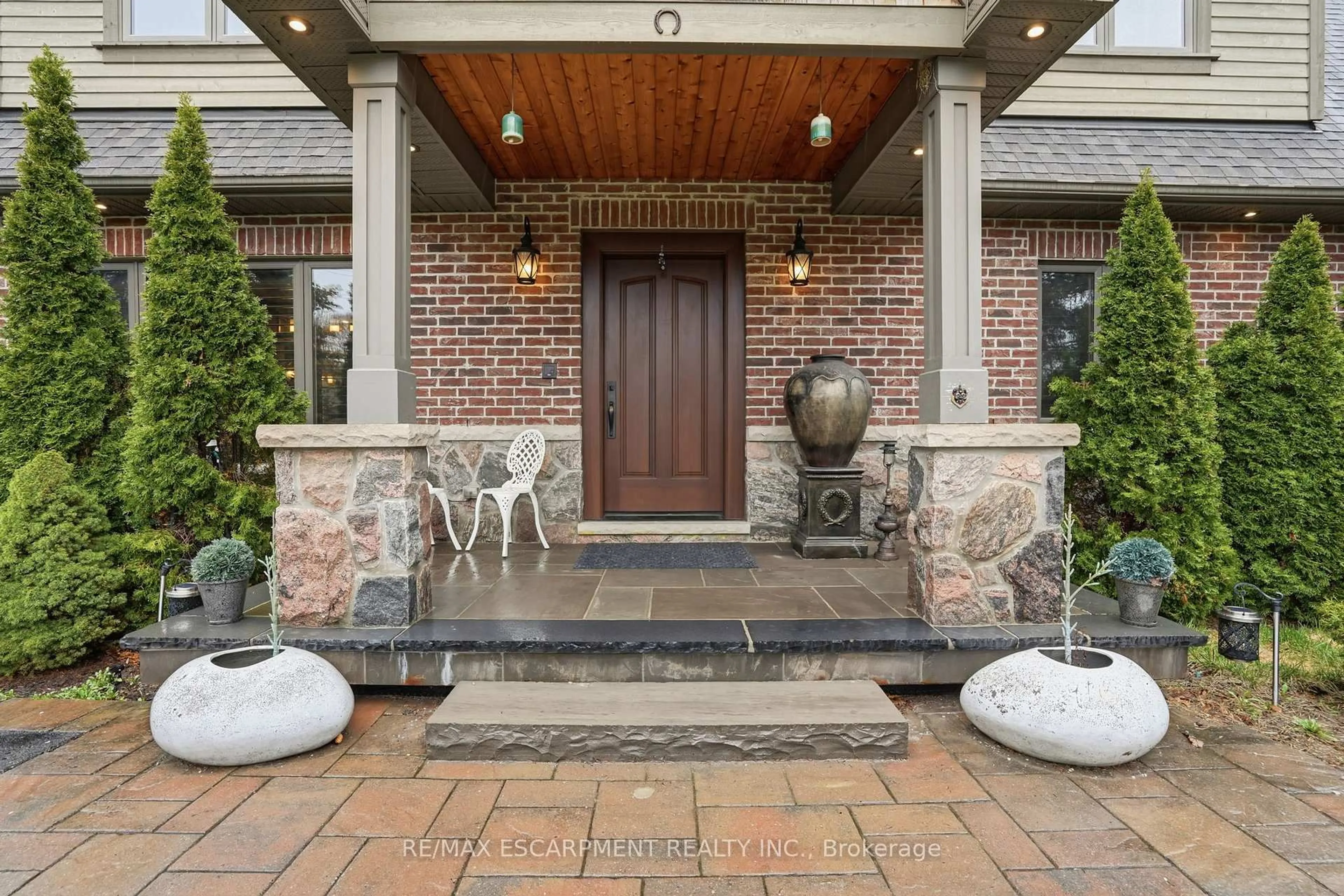 Indoor entryway for 630 Kedleston Way, Mississauga Ontario L5H 1Y5