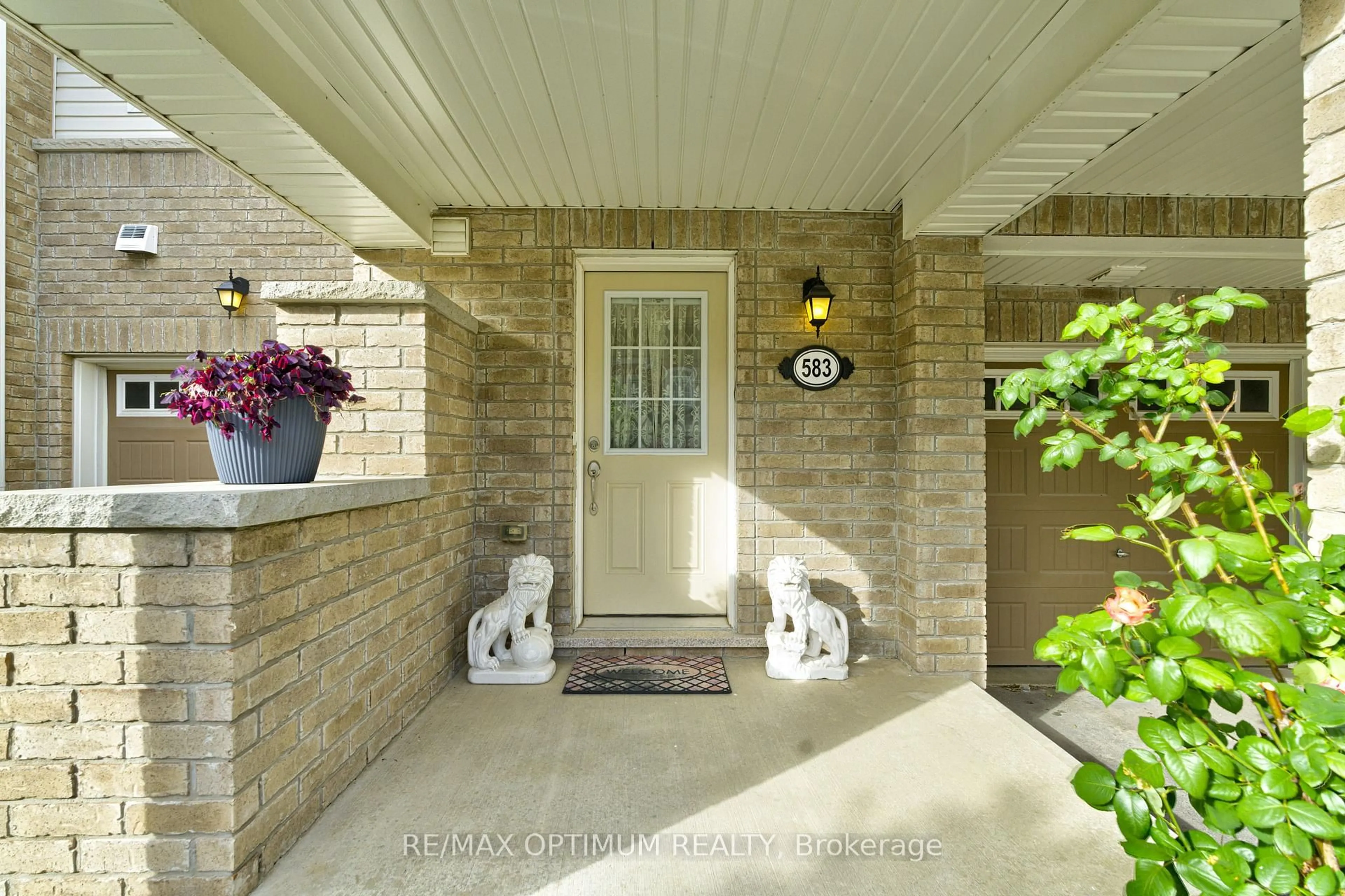 Indoor entryway for 583 Laking Terr, Milton Ontario L9T 0Y8