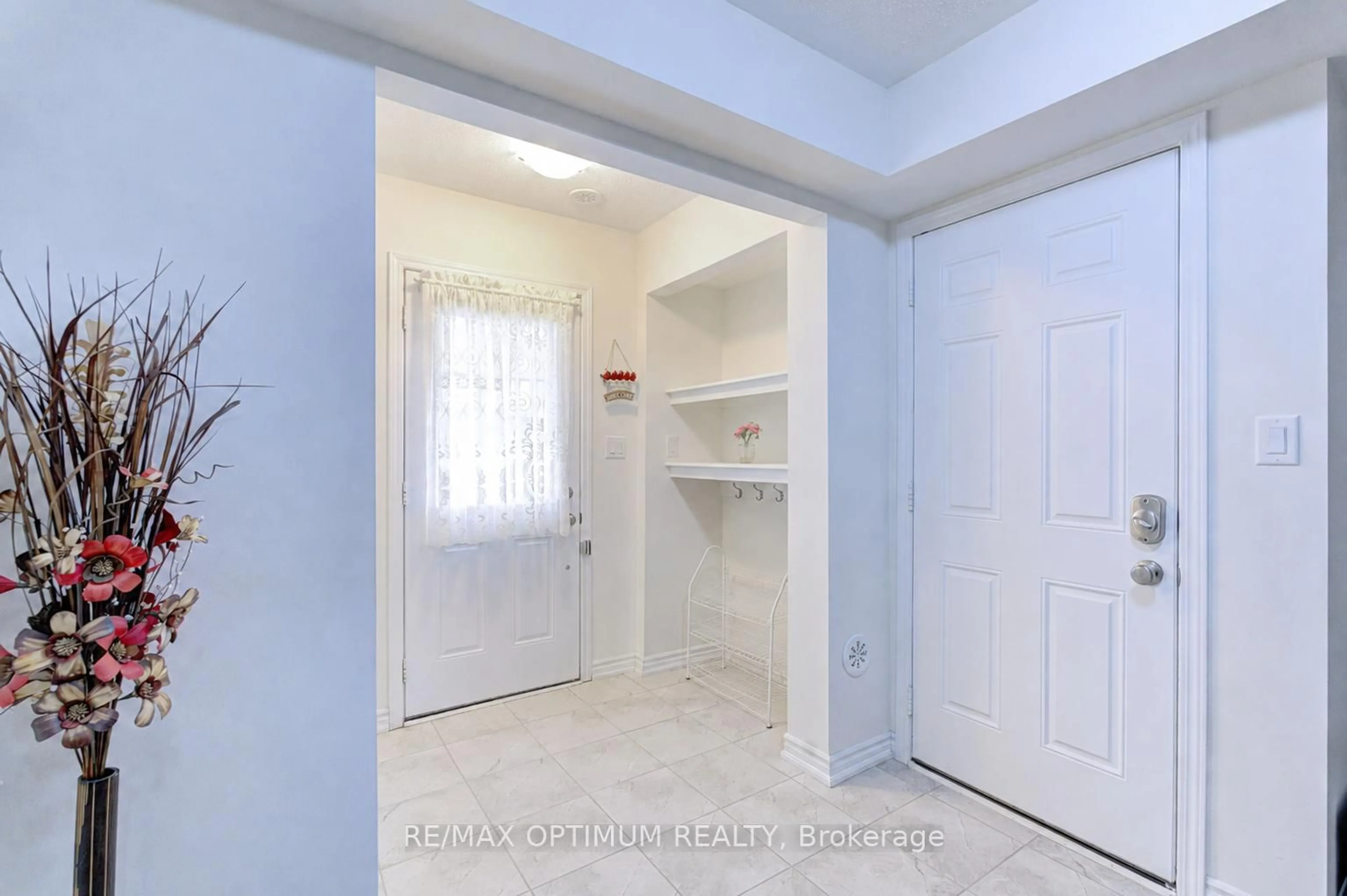Indoor entryway for 583 Laking Terr, Milton Ontario L9T 0Y8