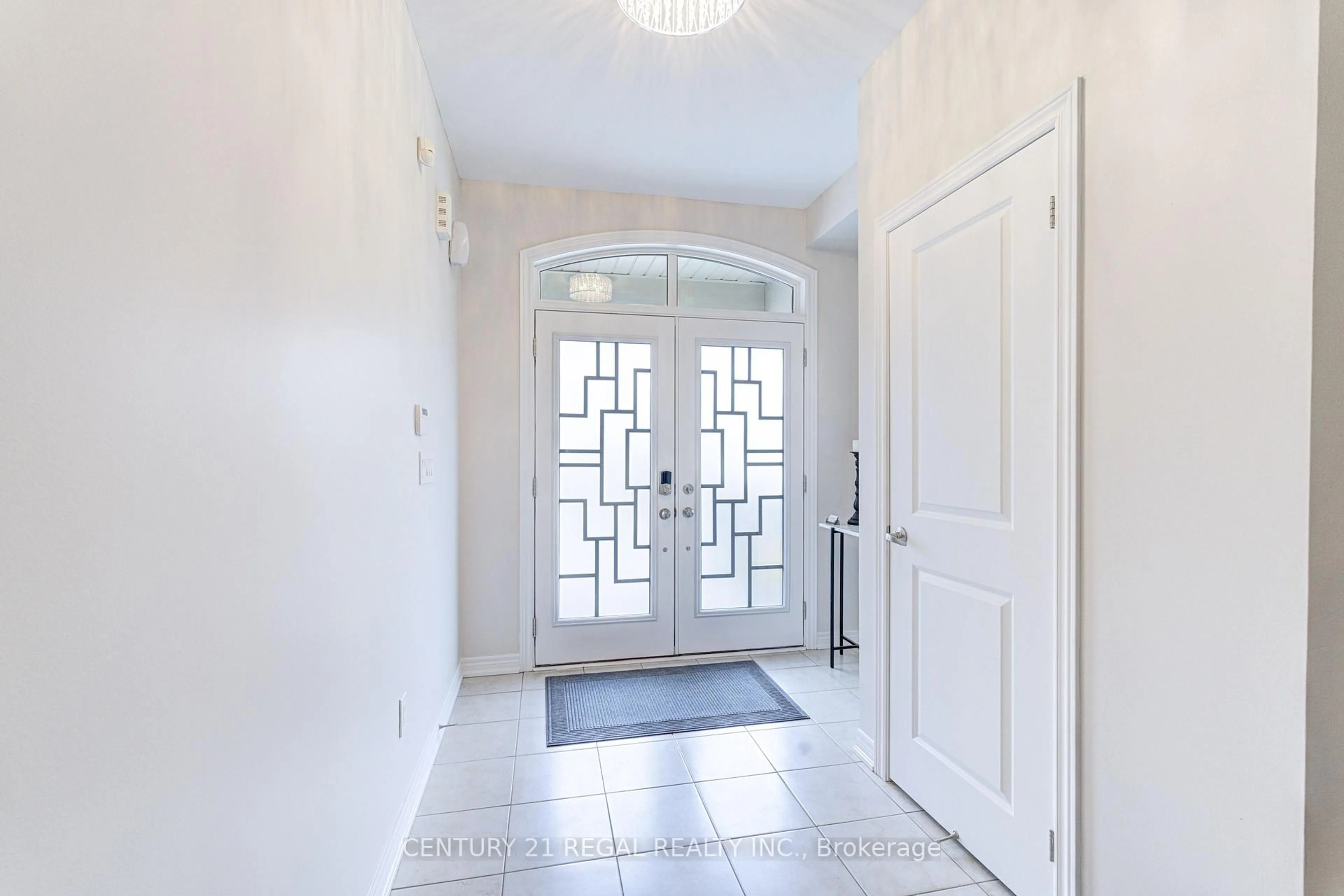 Indoor entryway for 32 Wasaga Rd, Brampton Ontario L6X 3B1