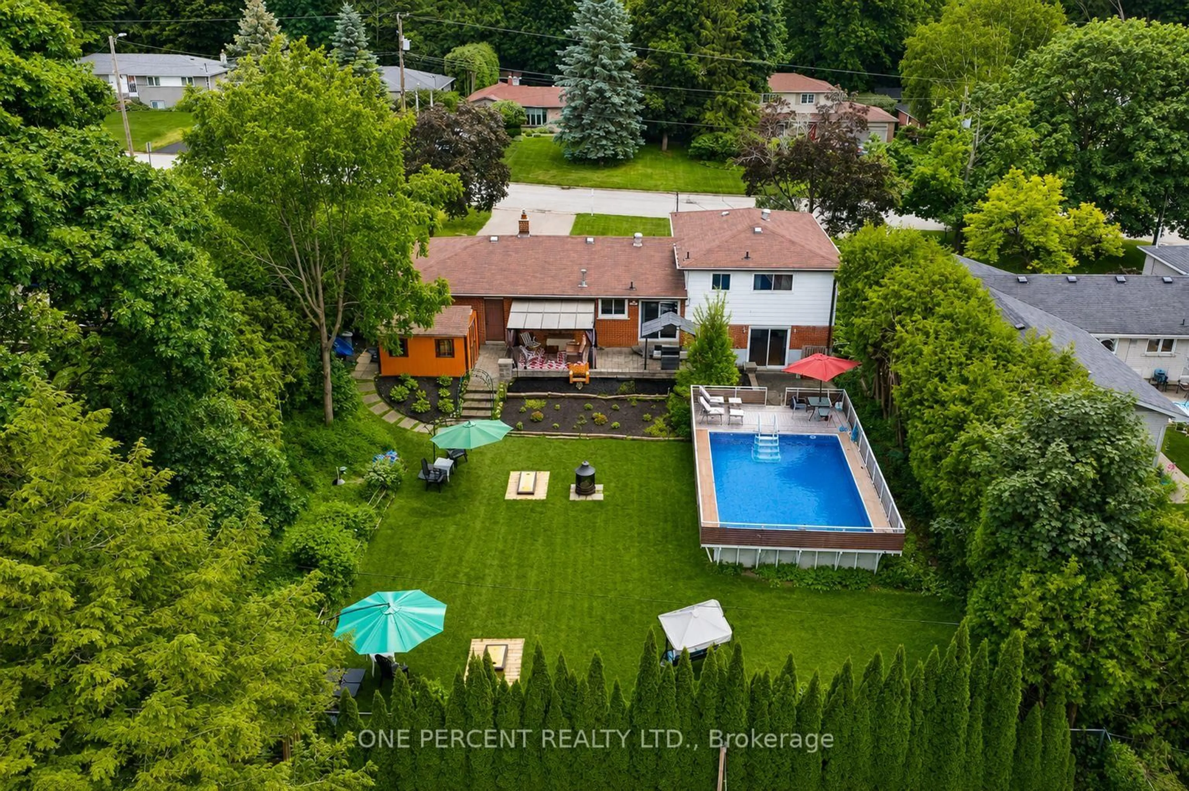 A pic from outside/outdoor area/front of a property/back of a property/a pic from drone, street for 25 Hilltop Dr, Caledon Ontario L7C 1H6