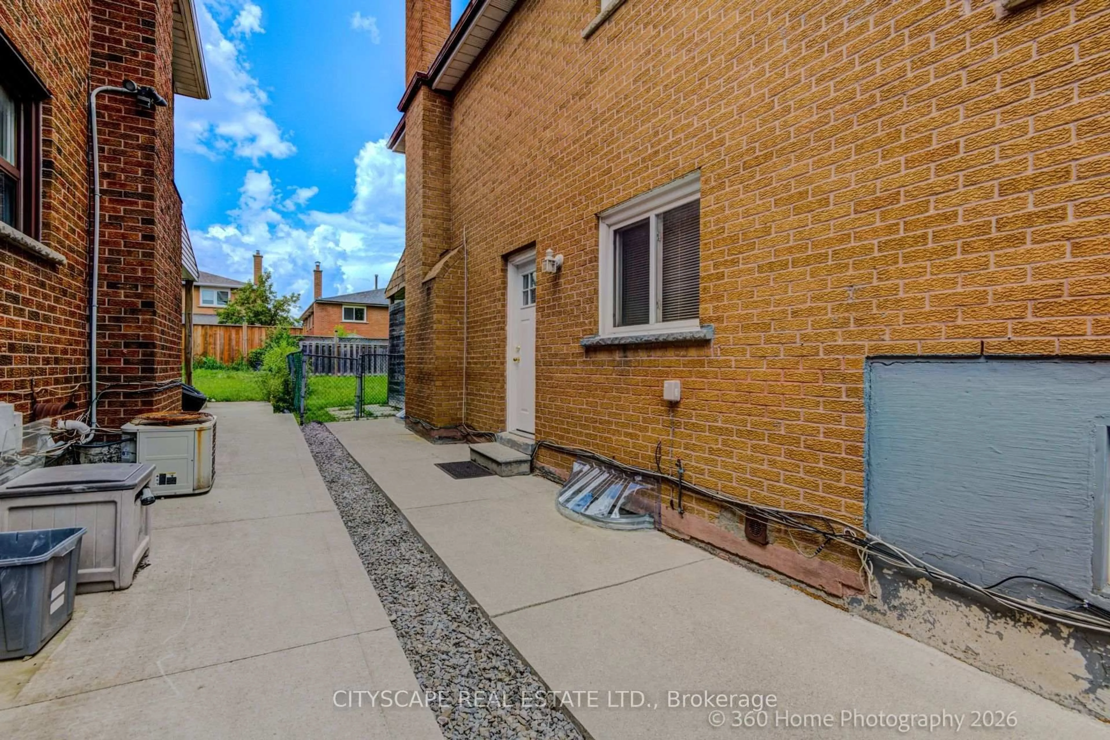 A pic from outside/outdoor area/front of a property/back of a property/a pic from drone, street for 3999 Bishopstoke Lane, Mississauga Ontario L4Z 1H9