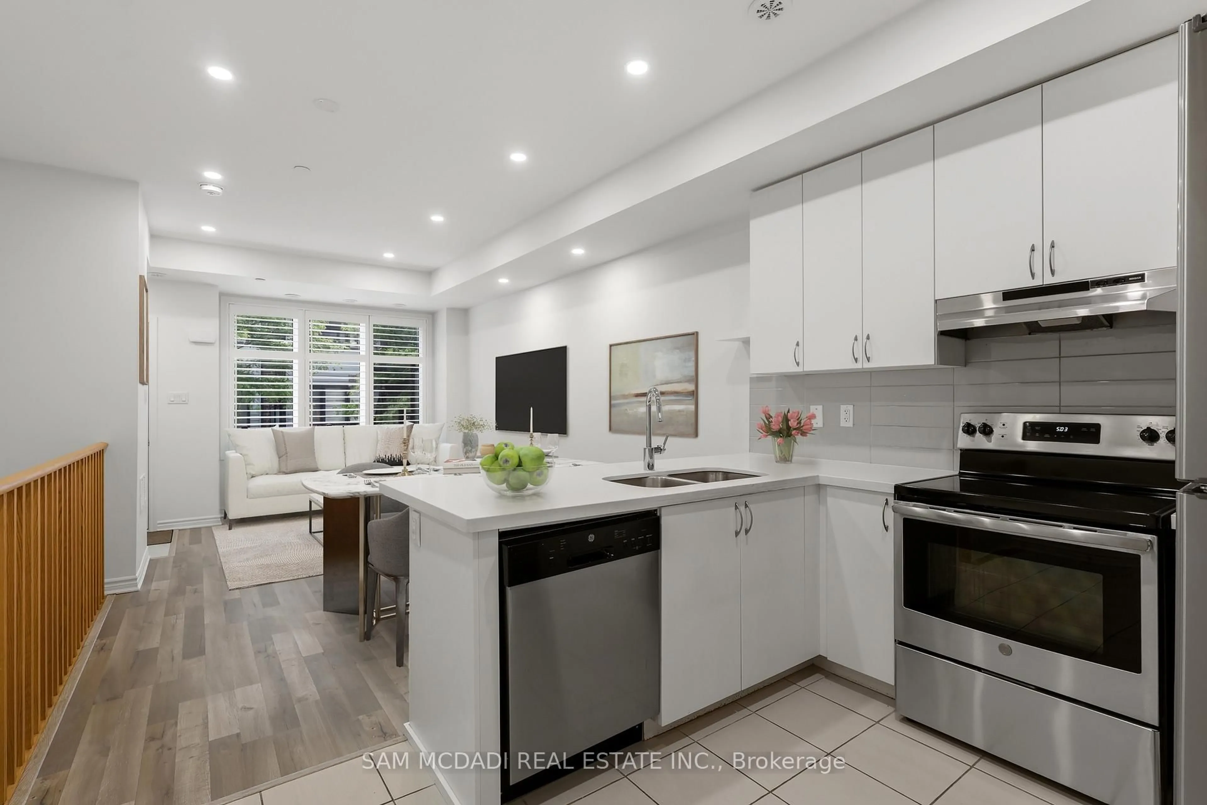 Open concept kitchen, ceramic/tile floor for 2285 Mcnab Lane #6, Mississauga Ontario L5J 0B3