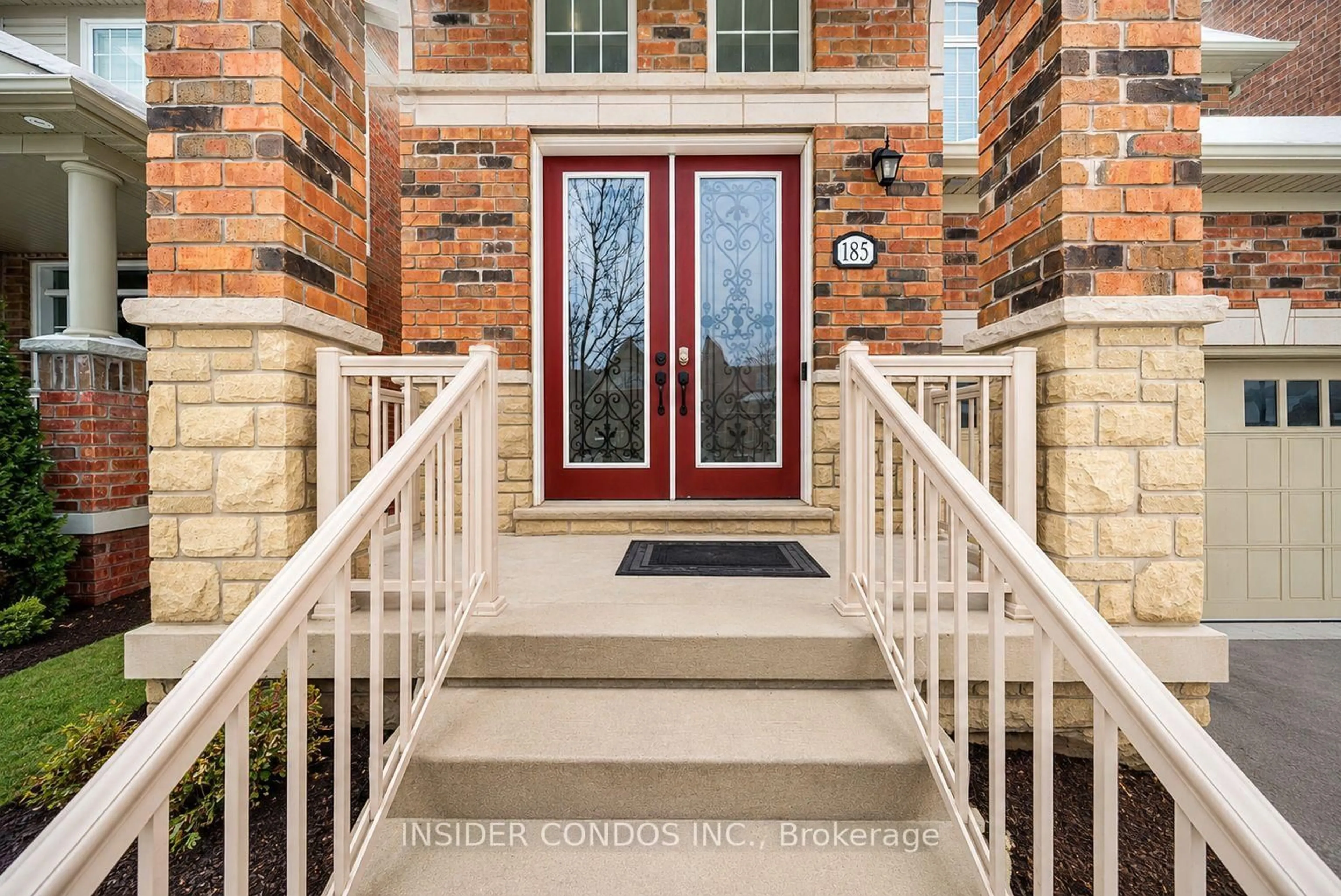 Indoor entryway for 185 Bonnieglen Farm Blvd, Caledon Ontario L7C 4C1