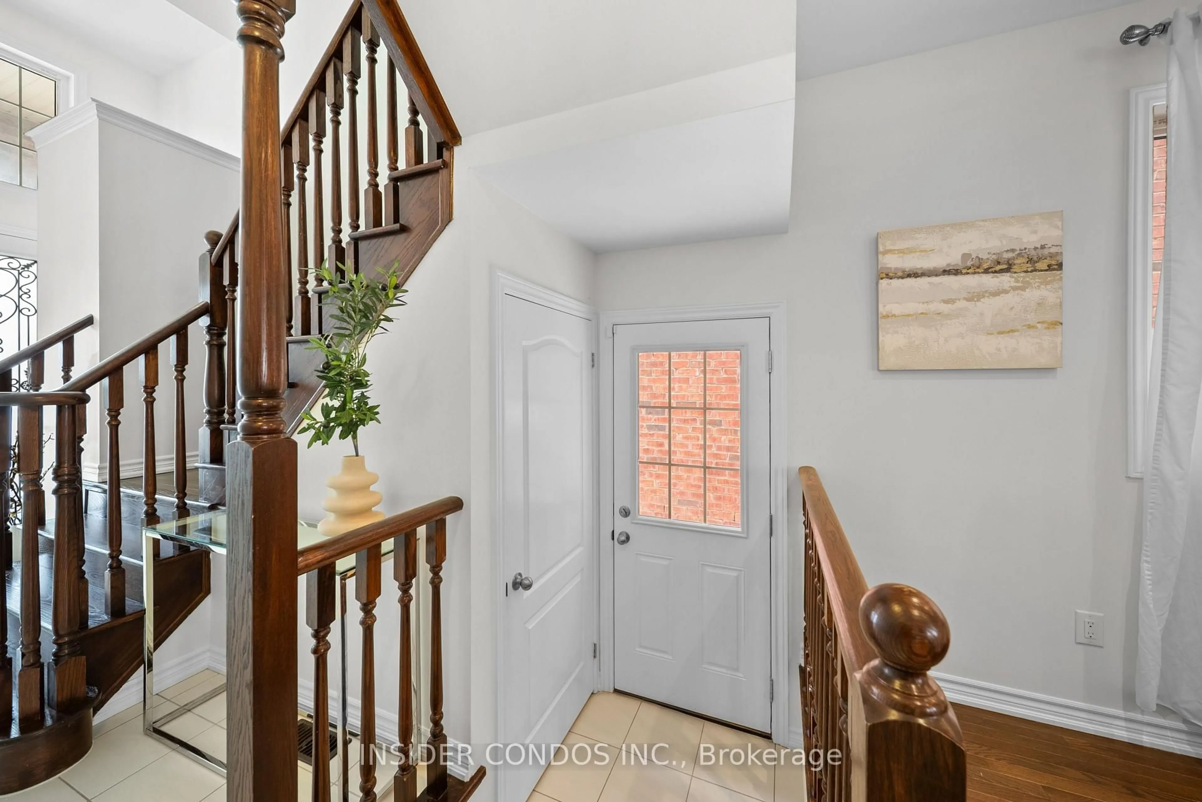 Indoor entryway for 185 Bonnieglen Farm Blvd, Caledon Ontario L7C 4C1