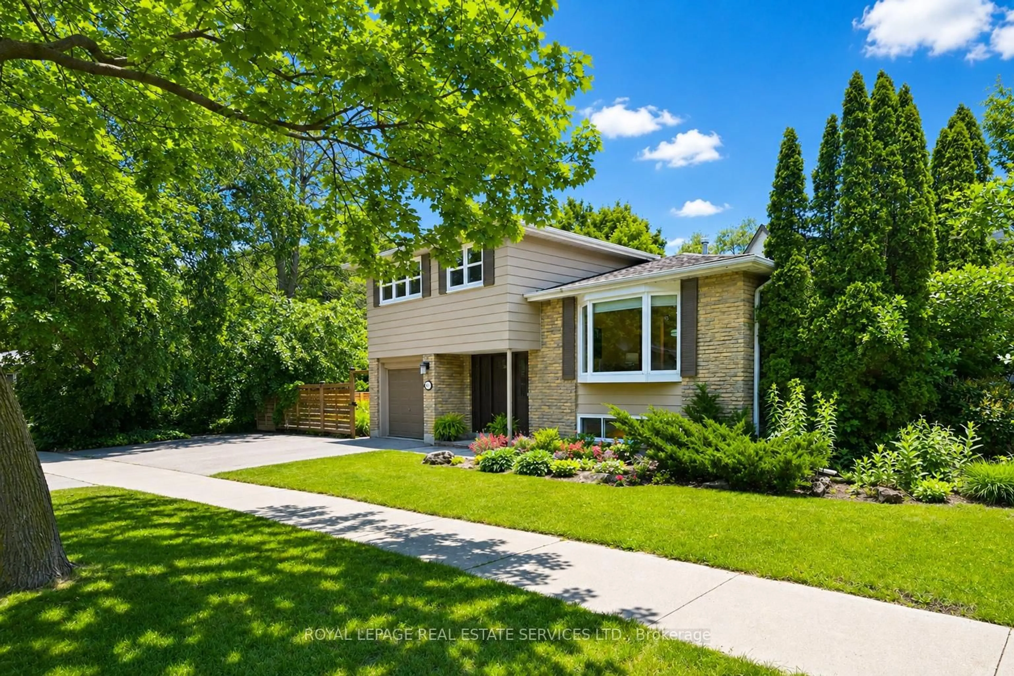 Home with brick exterior material, street for 476 Maple Ave, Oakville Ontario L6J 2J4