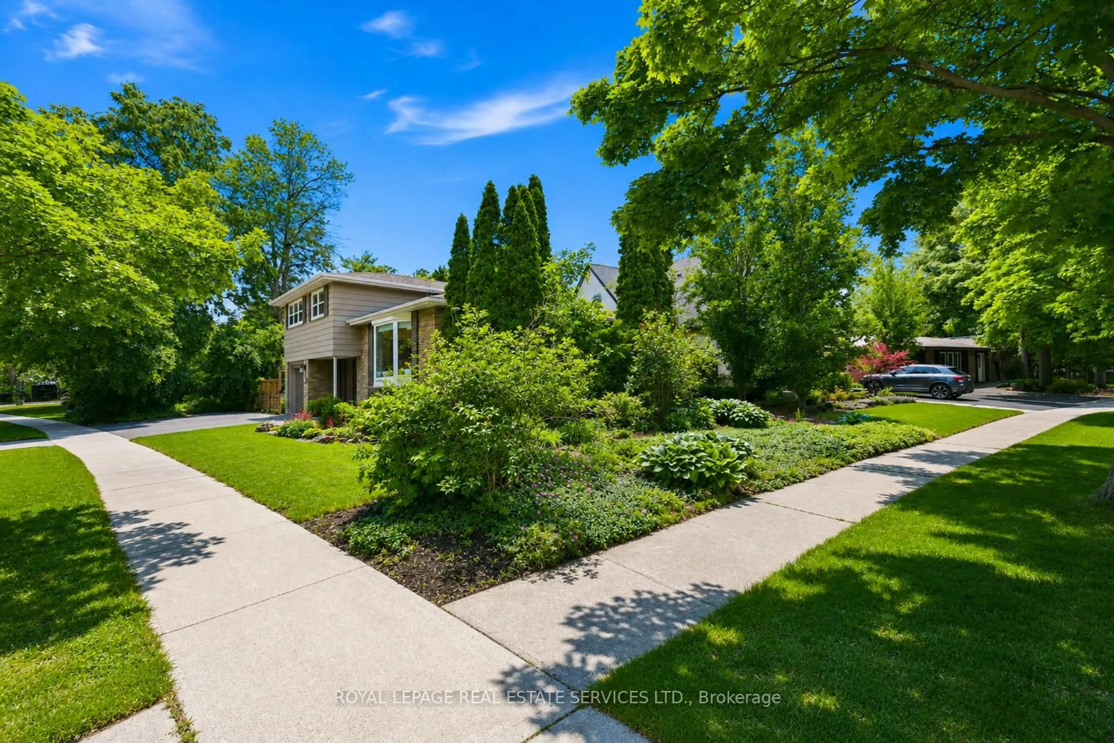 A pic from outside/outdoor area/front of a property/back of a property/a pic from drone, street for 476 Maple Ave, Oakville Ontario L6J 2J4