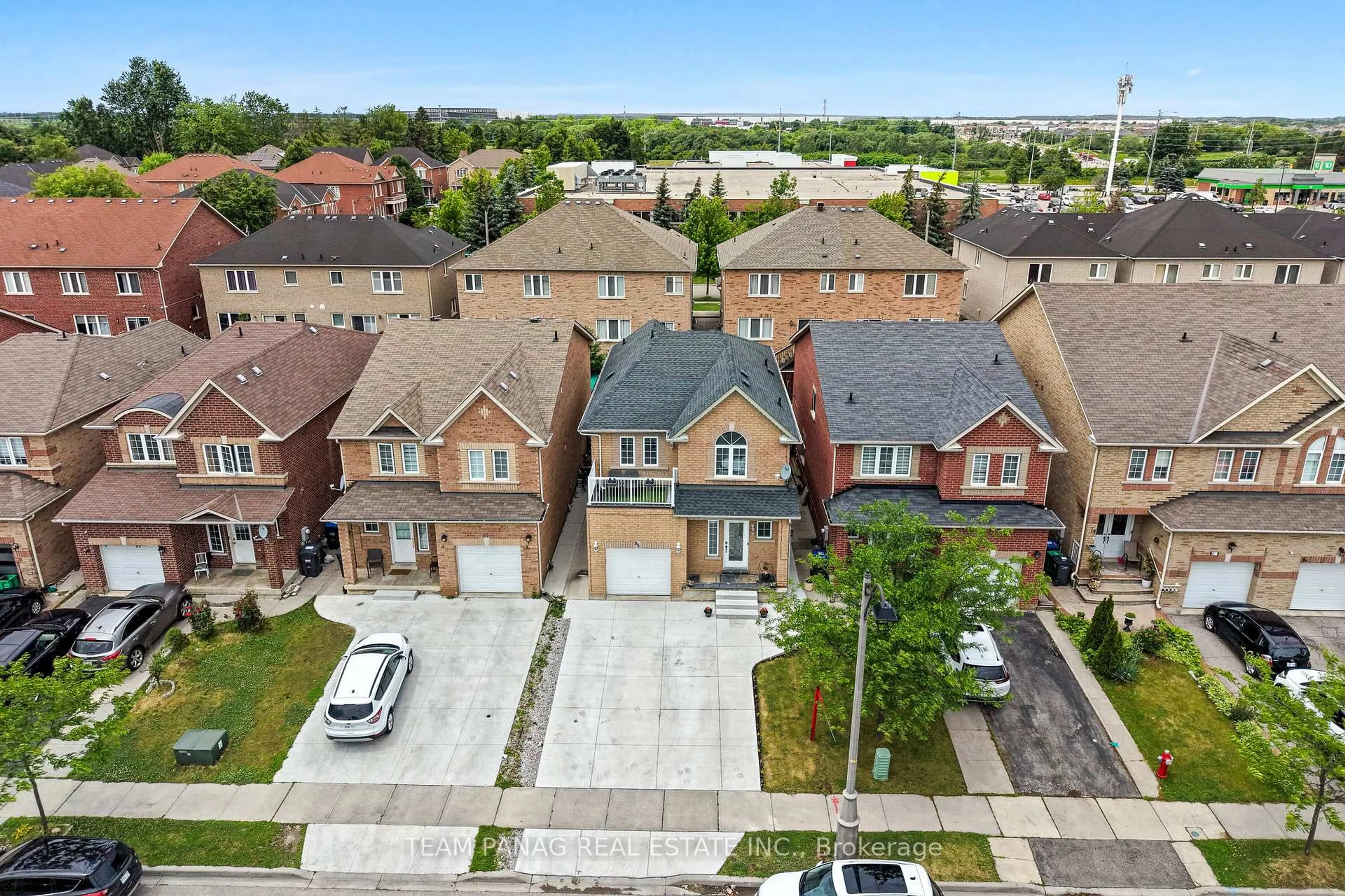 A pic from outside/outdoor area/front of a property/back of a property/a pic from drone, street for 85 Footbridge Cres, Brampton Ontario L6R 0T8