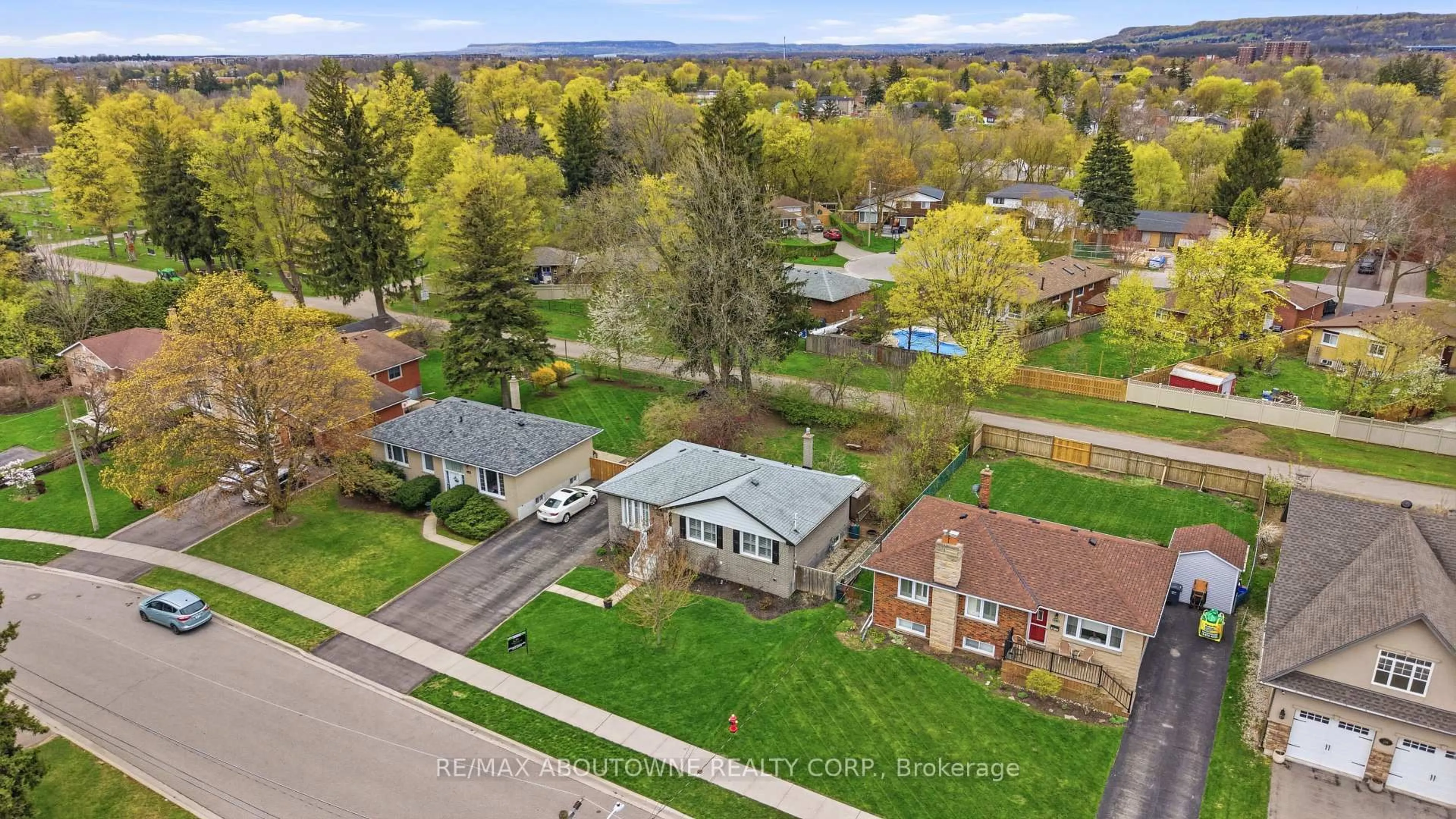 A pic from outside/outdoor area/front of a property/back of a property/a pic from drone, street for 134 Wakefield Rd, Milton Ontario L9T 2L9