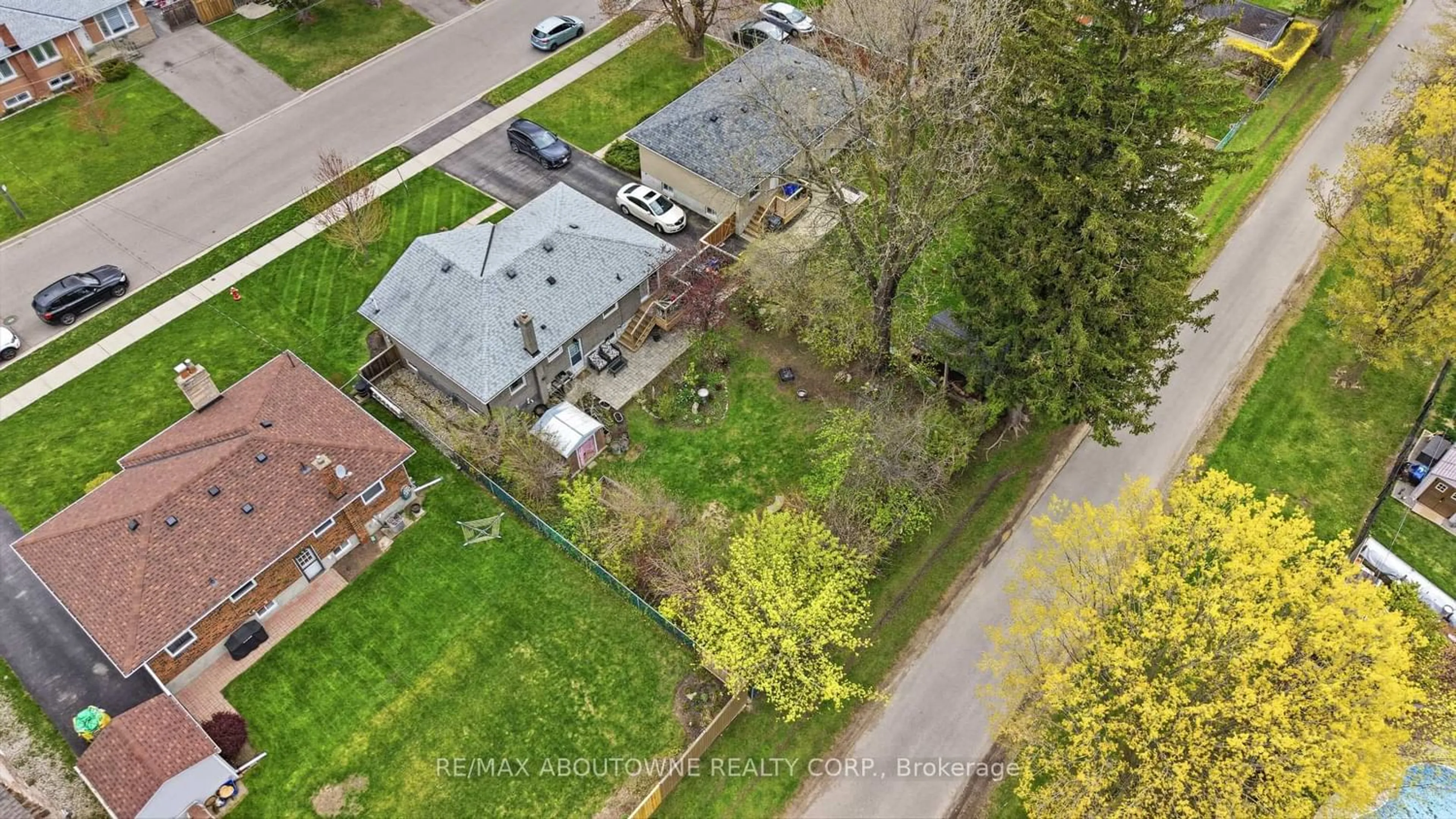 A pic from outside/outdoor area/front of a property/back of a property/a pic from drone, street for 134 Wakefield Rd, Milton Ontario L9T 2L9