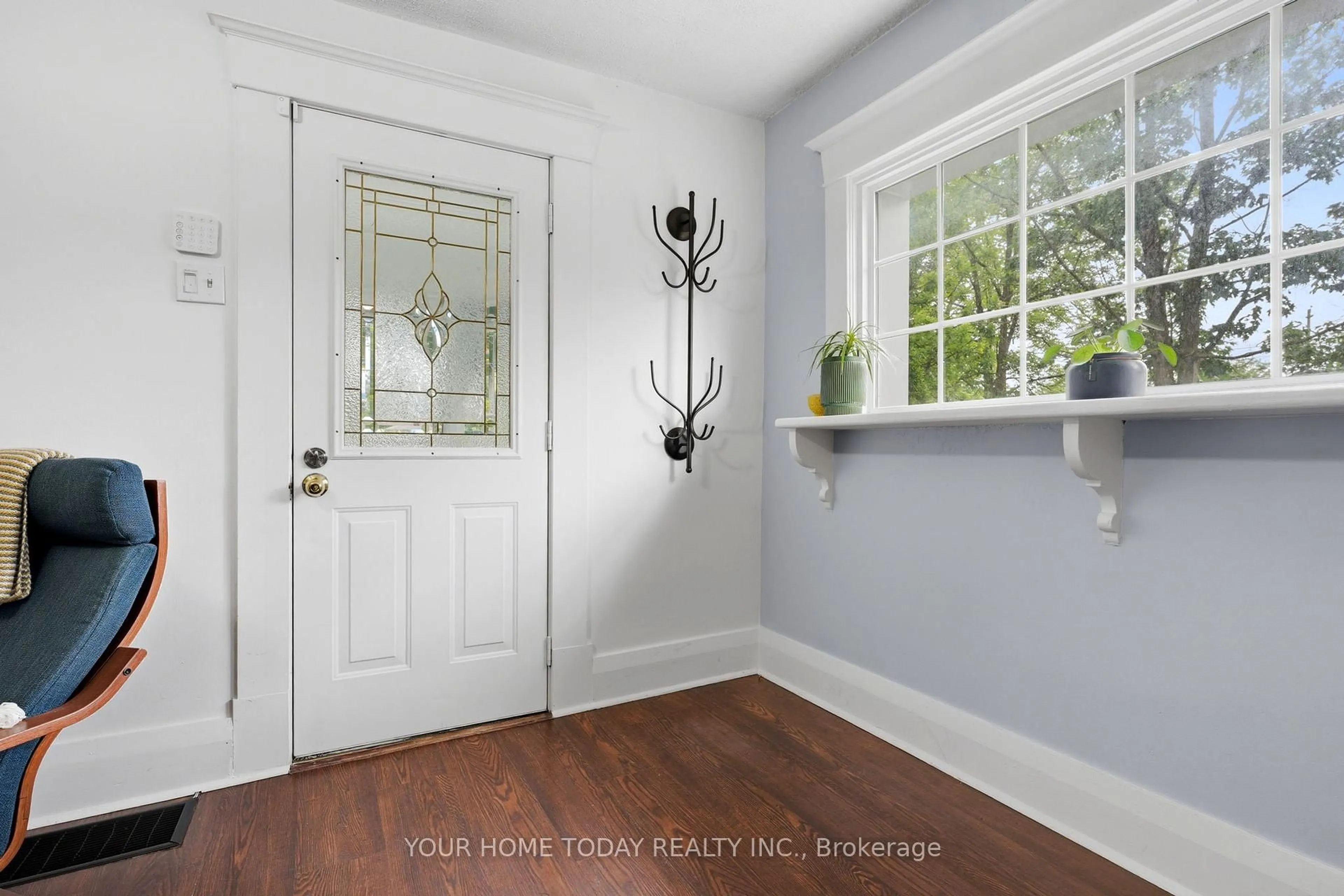 Indoor entryway for 7 Albert St, Halton Hills Ontario L7G 2A8