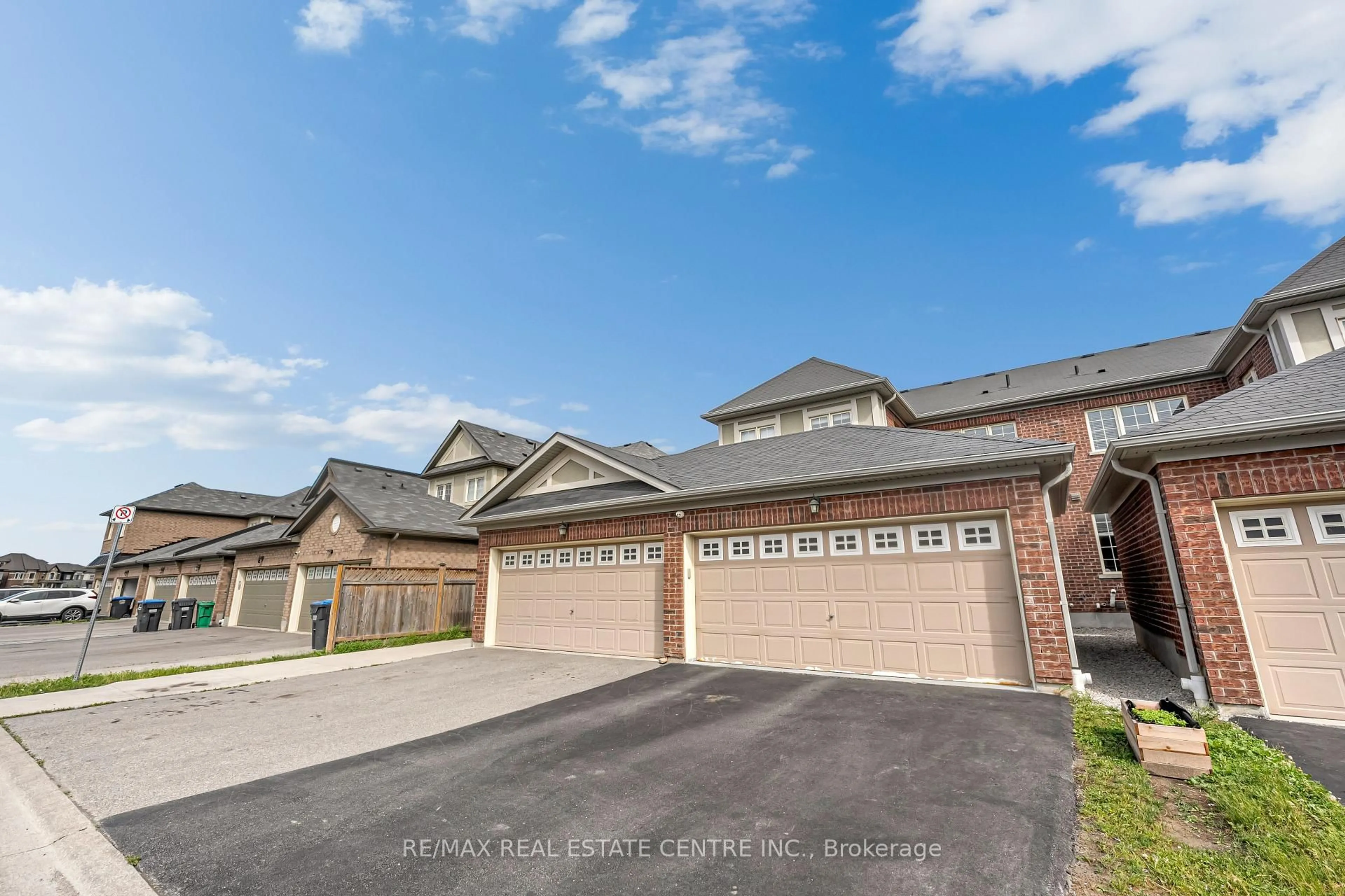 A pic from outside/outdoor area/front of a property/back of a property/a pic from drone, street for 76 Saint Dennis Rd, Brampton Ontario L6R 3Z2