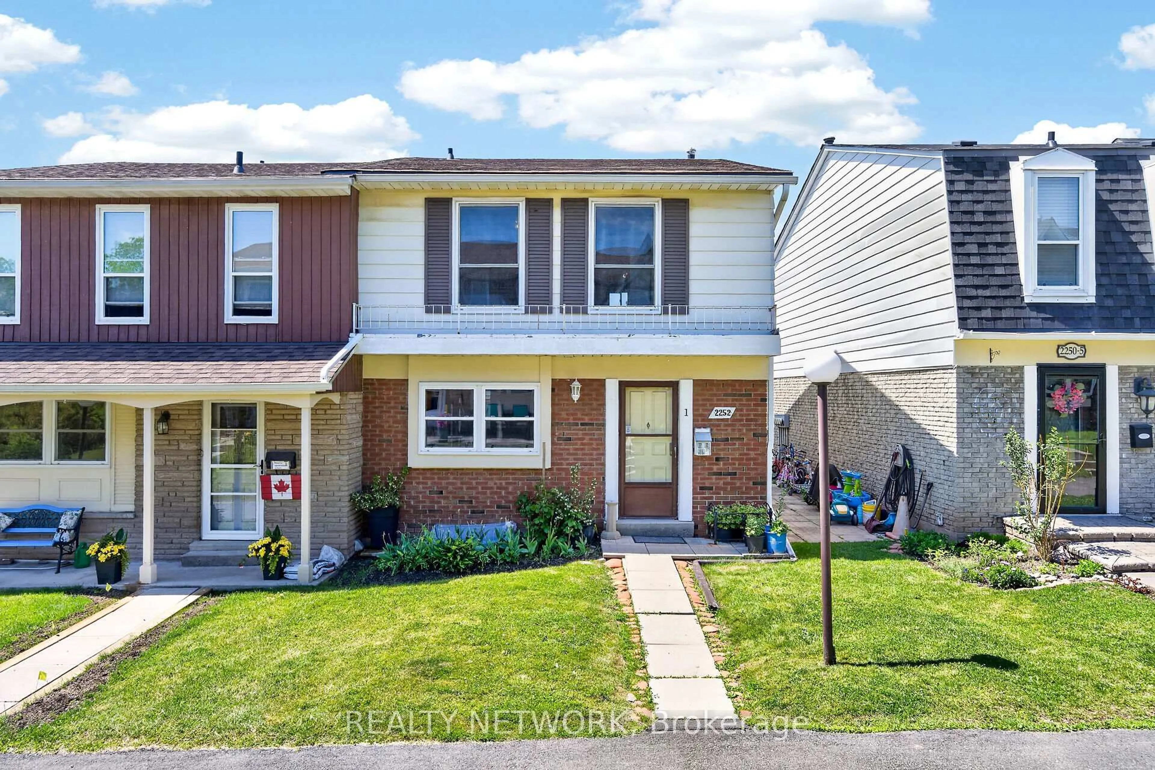 Home with vinyl exterior material, street for 2252 Upper Middle Rd #1, Burlington Ontario L7P 2Z9