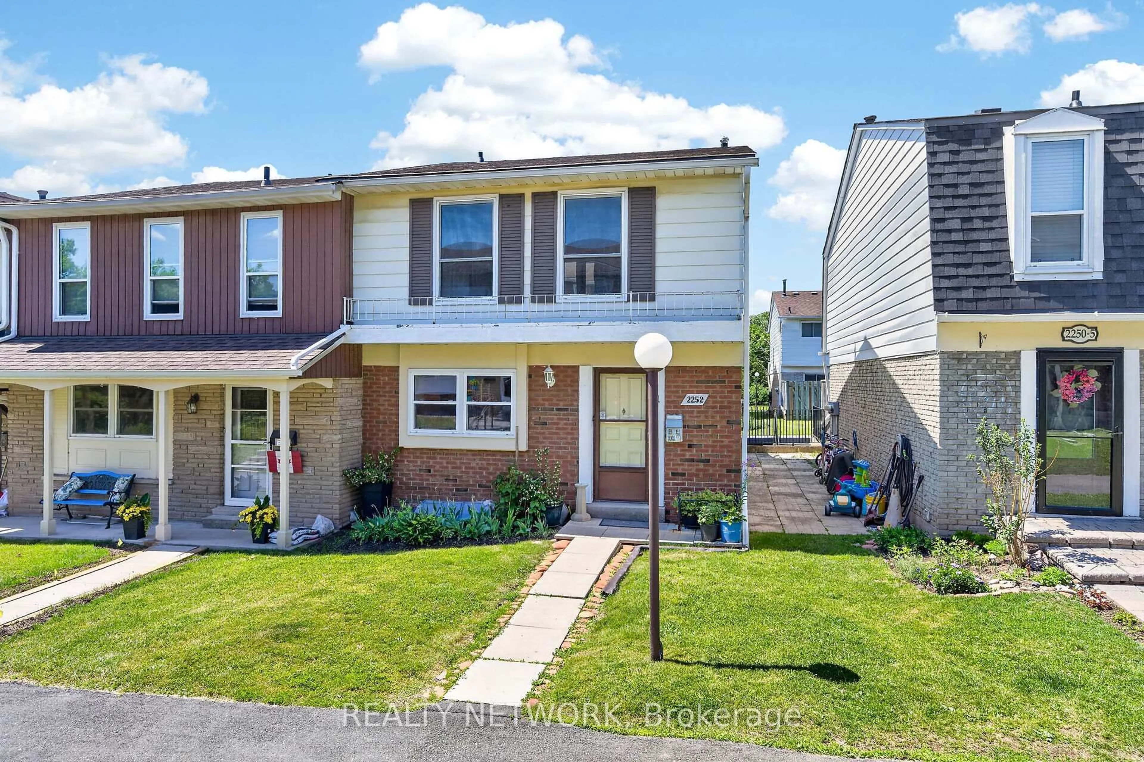 A pic from outside/outdoor area/front of a property/back of a property/a pic from drone, street for 2252 Upper Middle Rd #1, Burlington Ontario L7P 2Z9