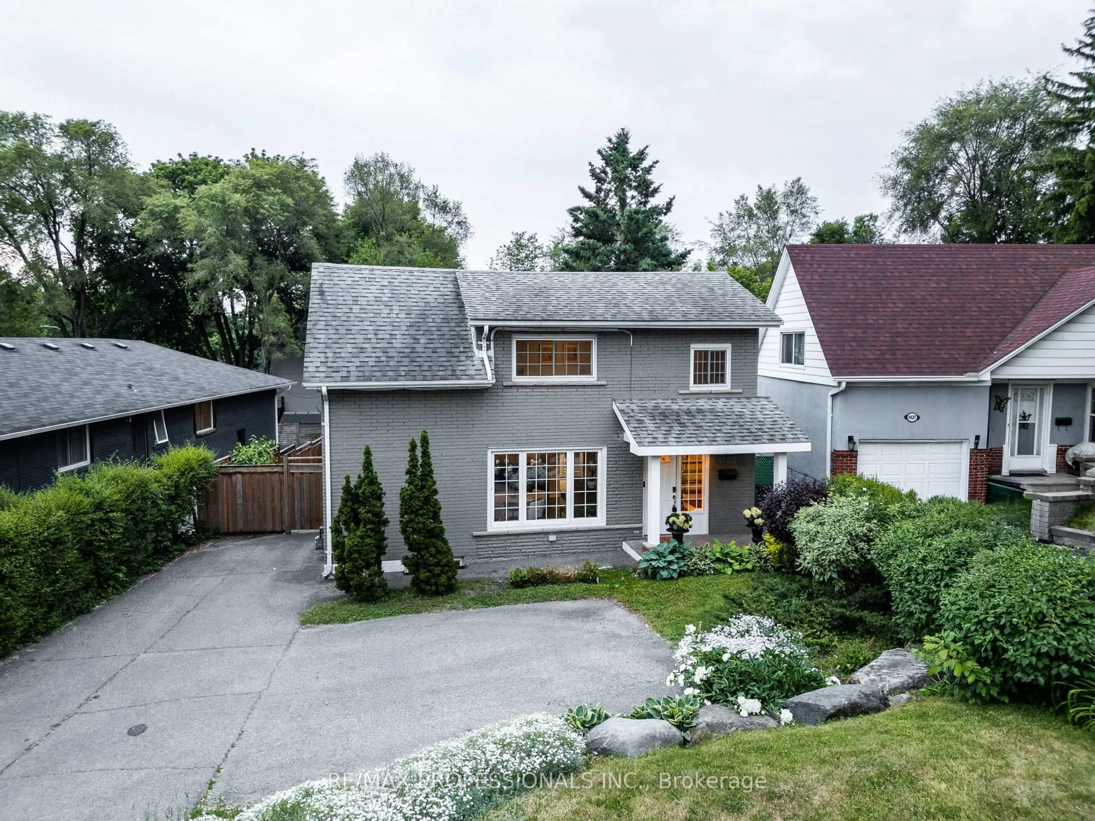A pic from outside/outdoor area/front of a property/back of a property/a pic from drone, street for 4625 Dundas St, Toronto Ontario M9A 1A4
