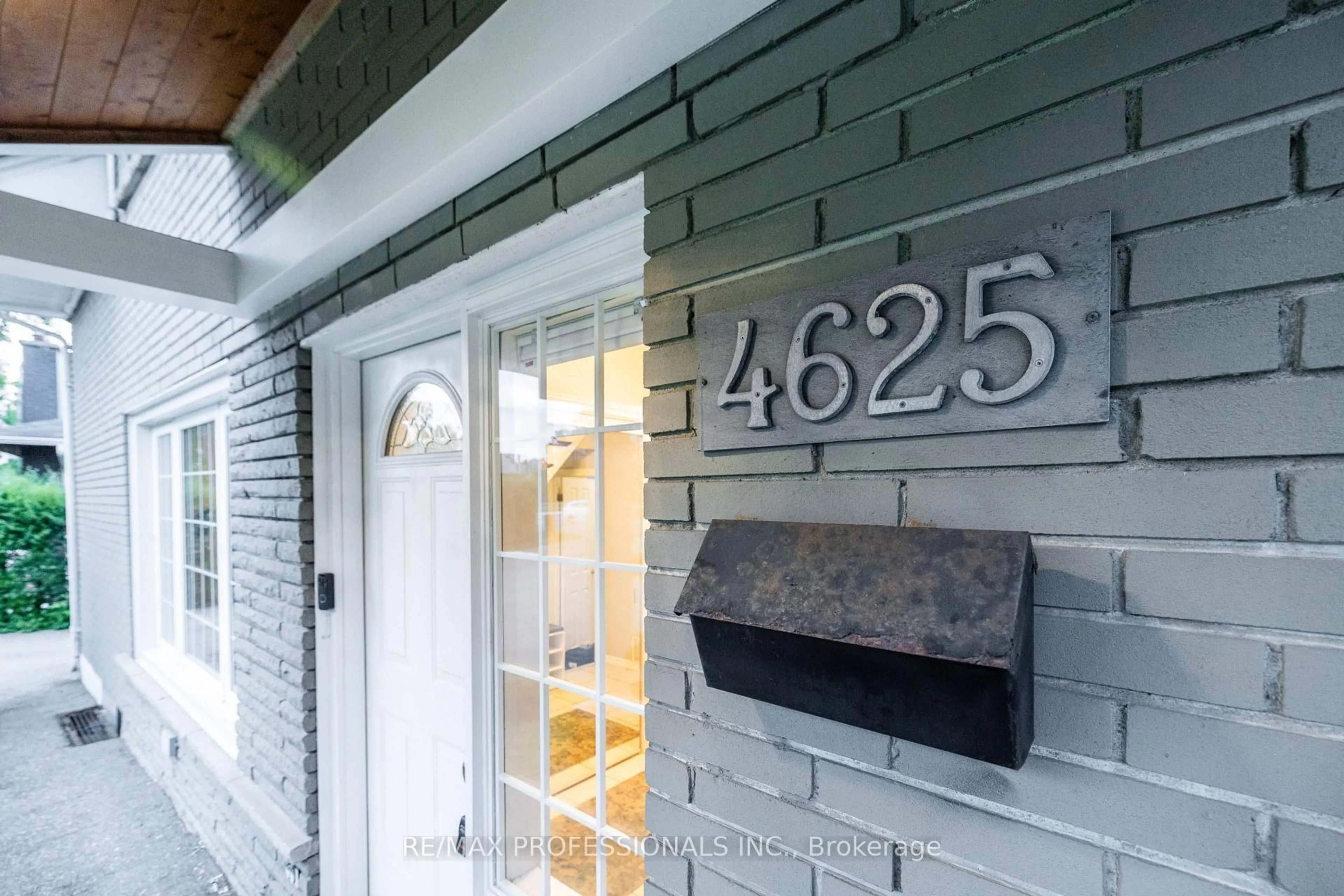Unknown for 4625 Dundas St, Toronto Ontario M9A 1A4