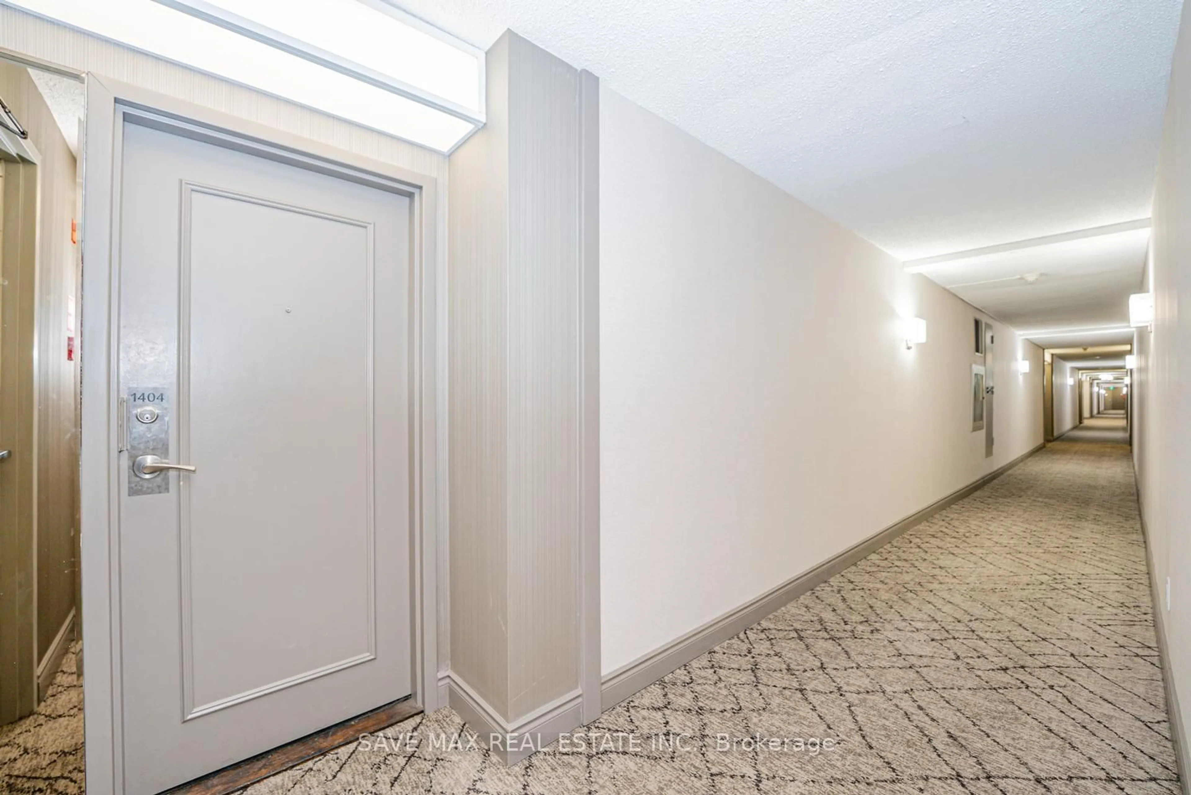 Indoor foyer for 5 Lisa St #1404, Brampton Ontario L6T 4T4