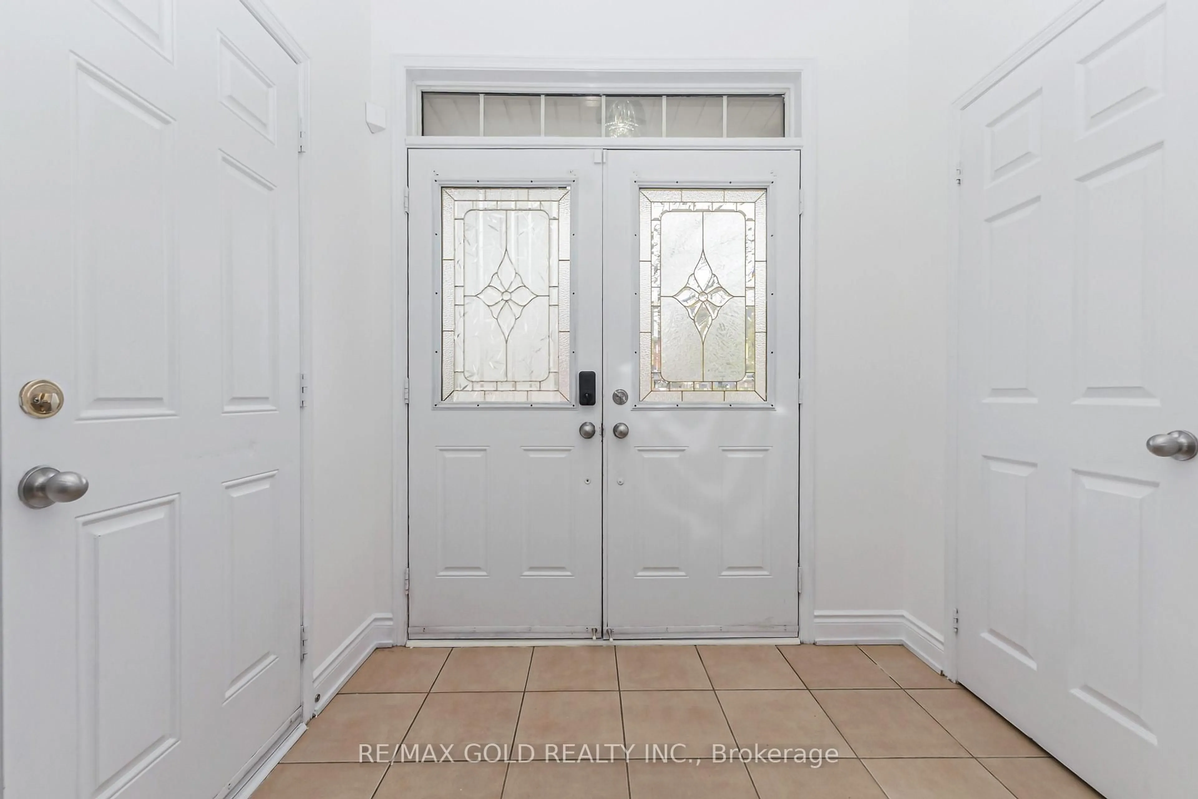 Indoor entryway for 67 Palleschi Dr, Brampton Ontario L6P 2S1