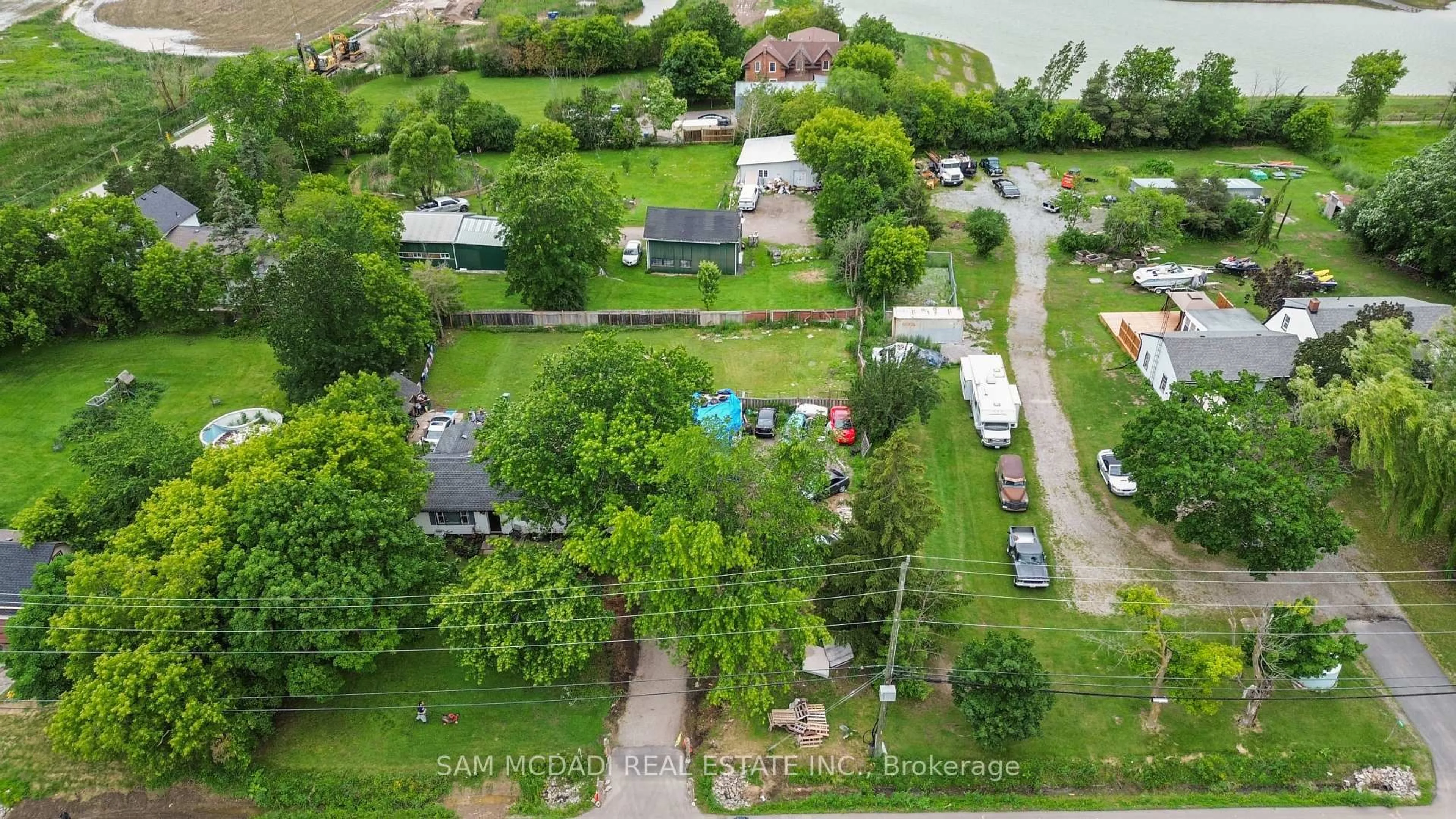 A pic from outside/outdoor area/front of a property/back of a property/a pic from drone, street for 10043 Britannia Rd, Milton Ontario L9T 7G5