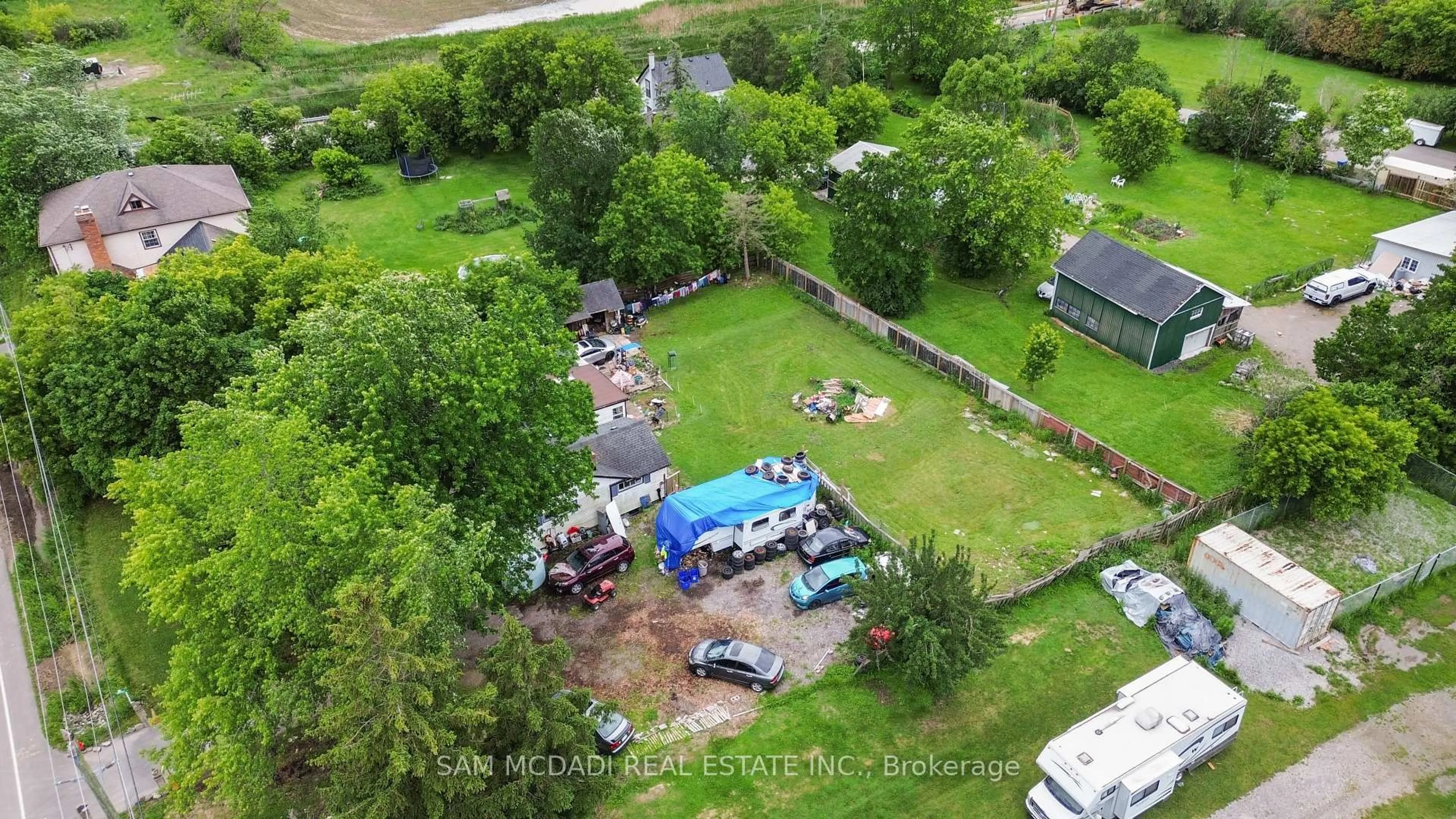 A pic from outside/outdoor area/front of a property/back of a property/a pic from drone, street for 10043 Britannia Rd, Milton Ontario L9T 7G5