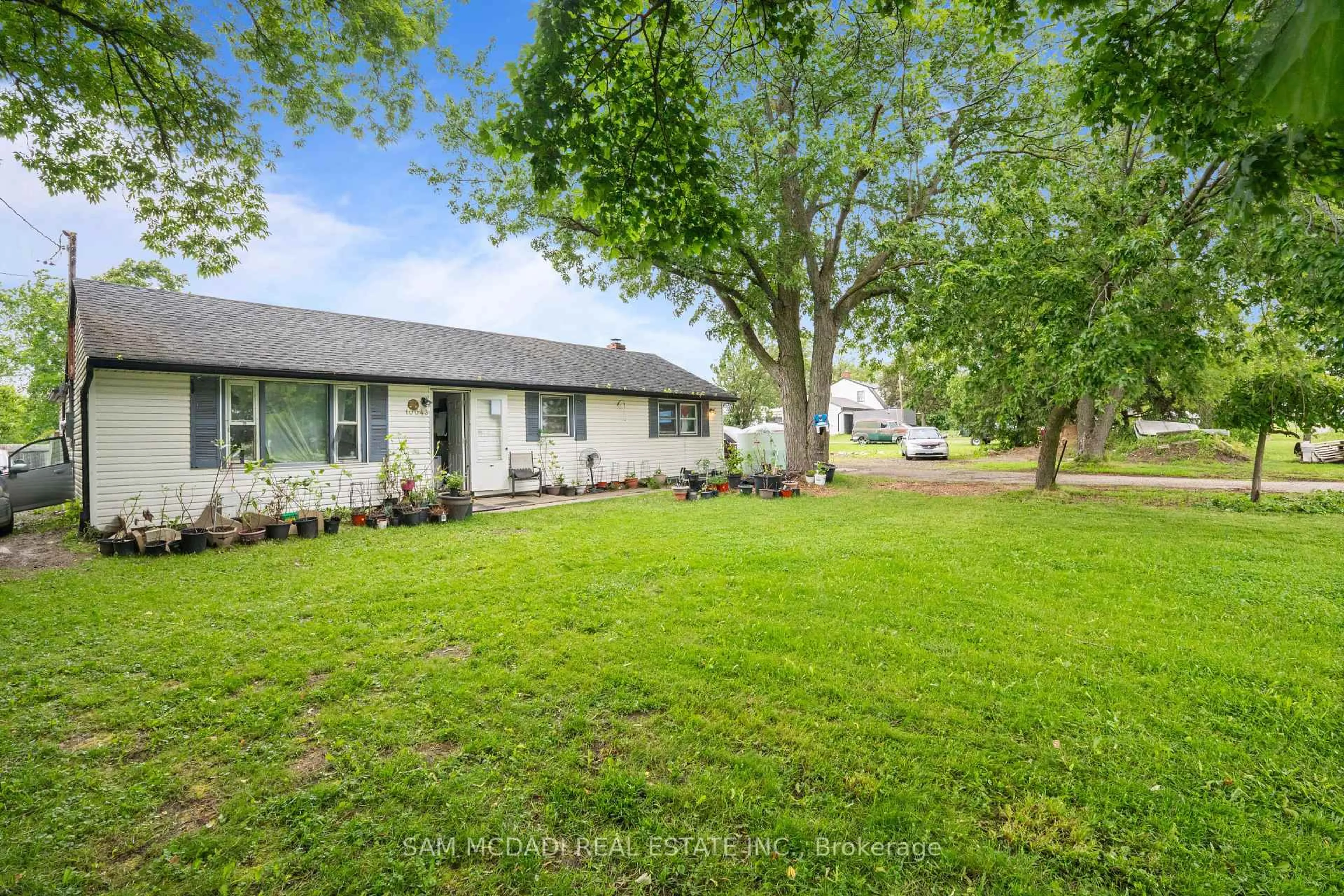 A pic from outside/outdoor area/front of a property/back of a property/a pic from drone, street for 10043 Britannia Rd, Milton Ontario L9T 7G5