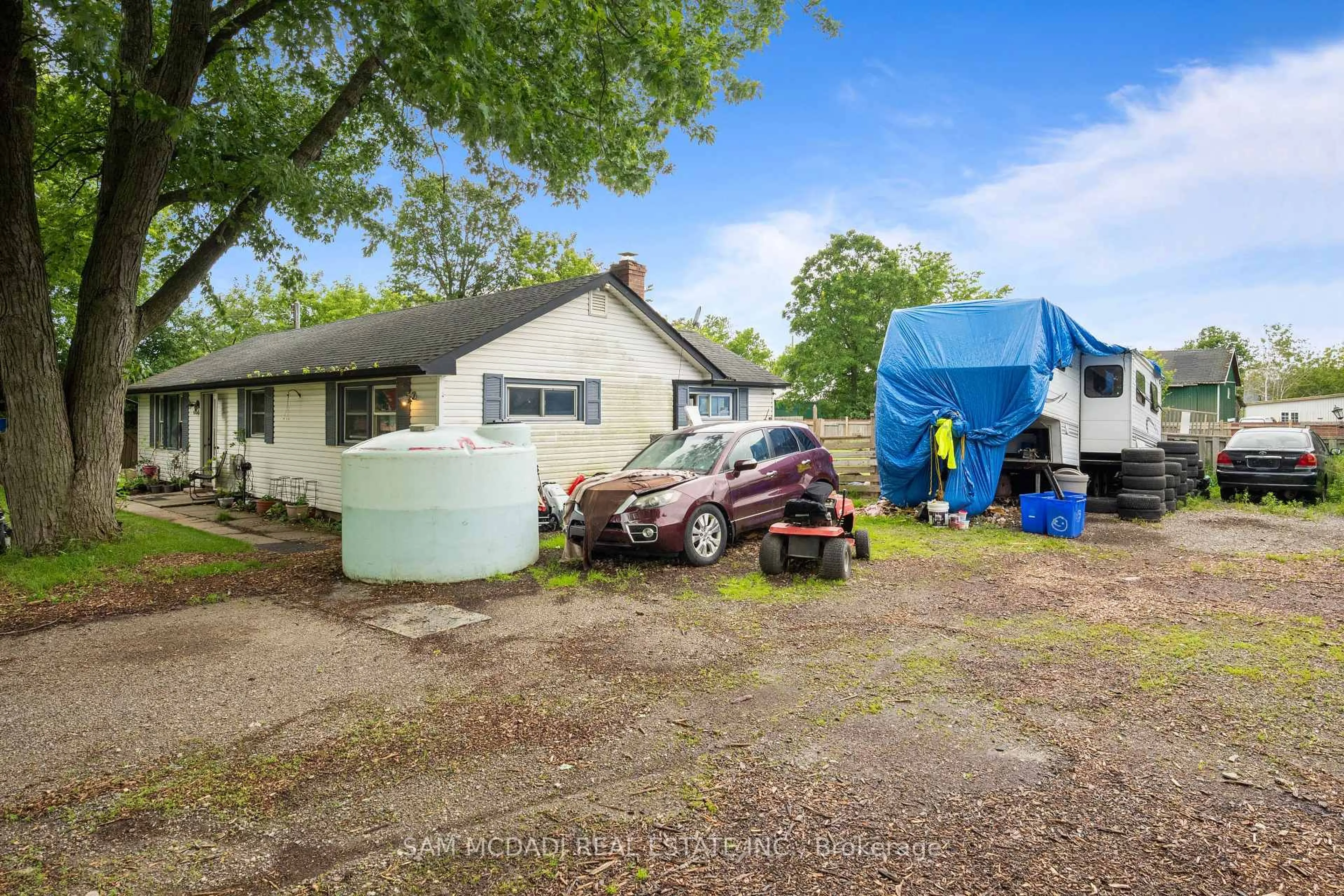 A pic from outside/outdoor area/front of a property/back of a property/a pic from drone, street for 10043 Britannia Rd, Milton Ontario L9T 7G5