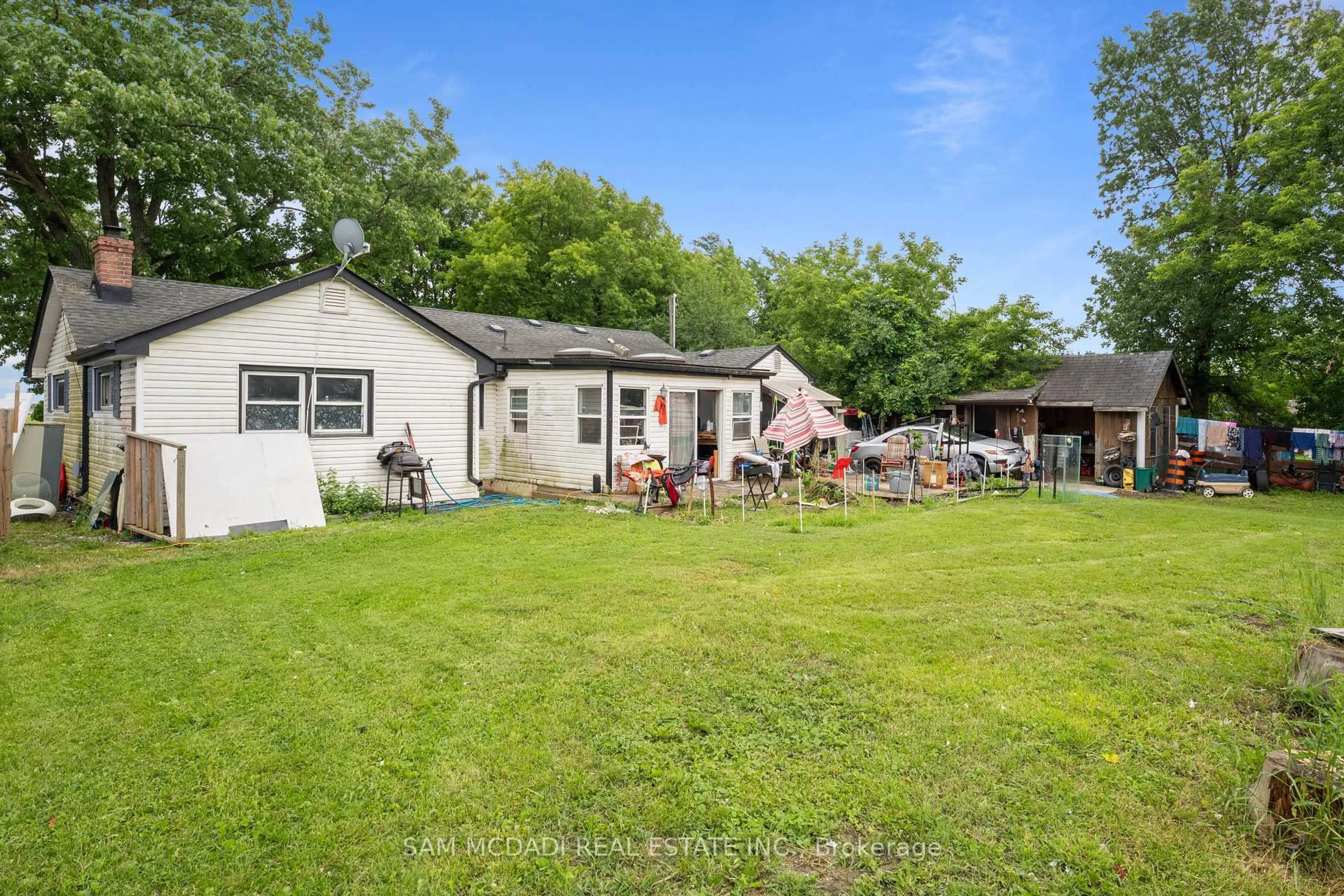 A pic from outside/outdoor area/front of a property/back of a property/a pic from drone, unknown for 10043 Britannia Rd, Milton Ontario L9T 7G5