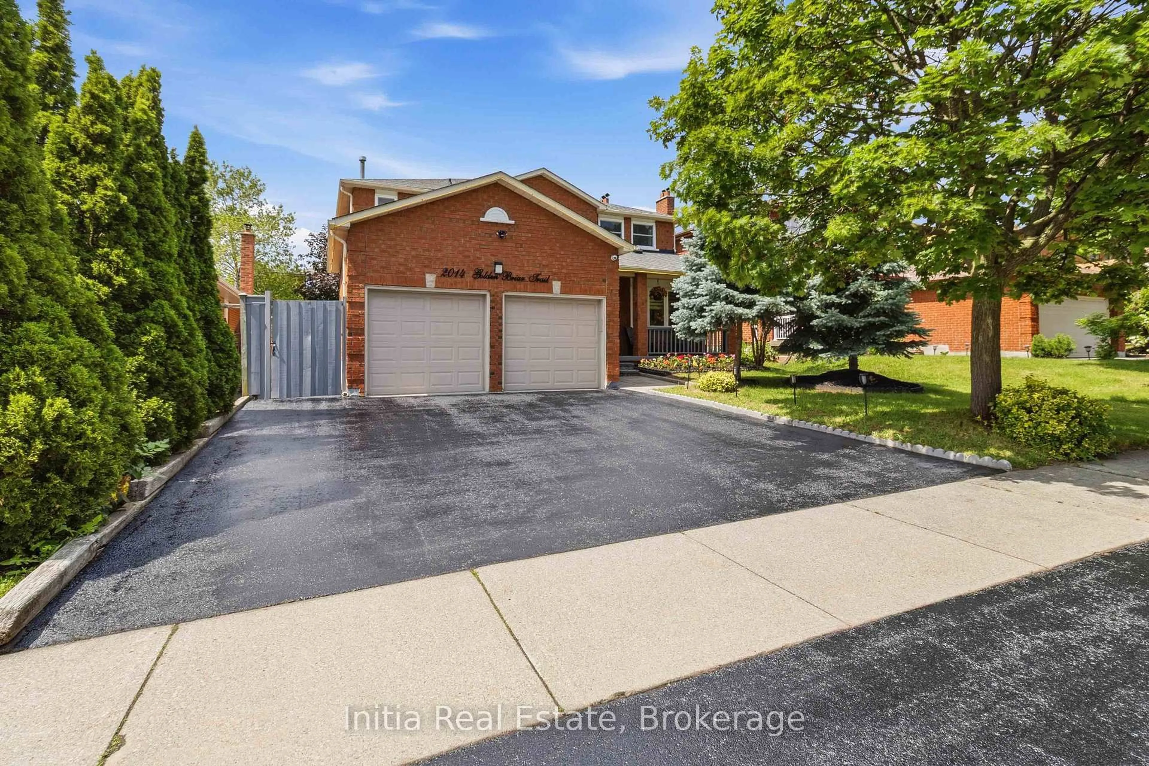 A pic from outside/outdoor area/front of a property/back of a property/a pic from drone, street for 2014 Golden Briar Tr, Oakville Ontario L6H 4N9